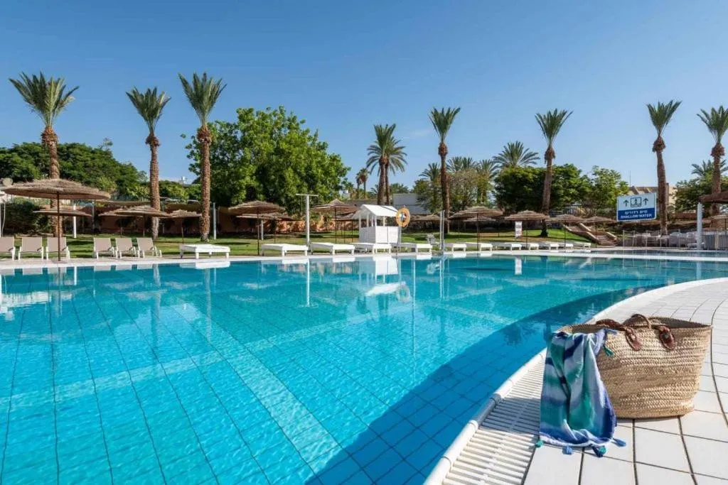 Pool view in קיבוץ אילות - חדרי אירוח עם בריכה משותפת