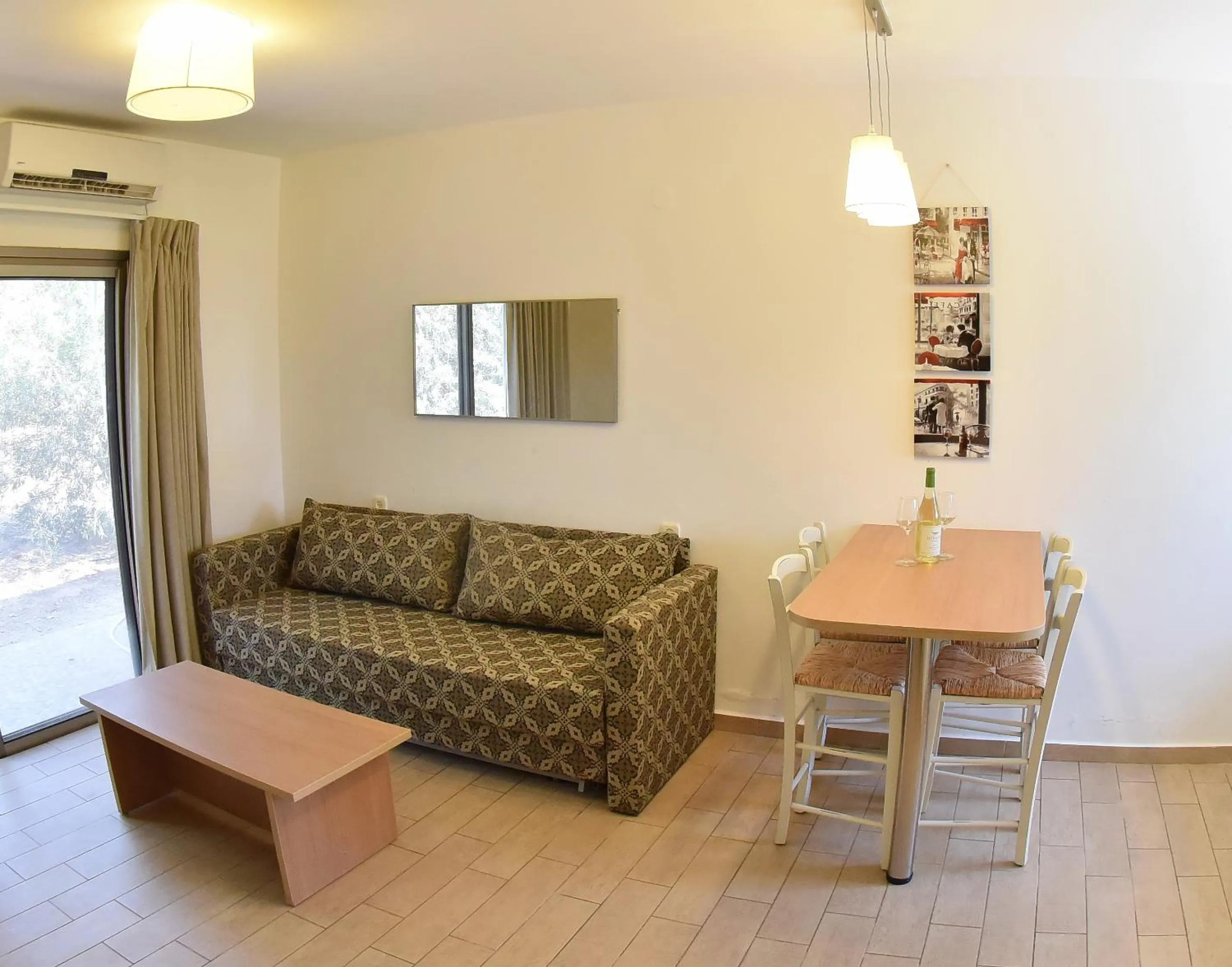 Seating area in קיבוץ אילות - חדרי אירוח עם בריכה משותפת