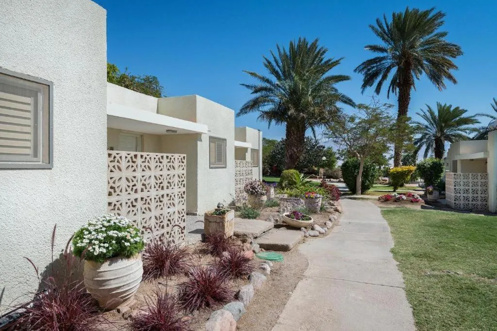 Garden in קיבוץ אילות - חדרי אירוח עם בריכה משותפת