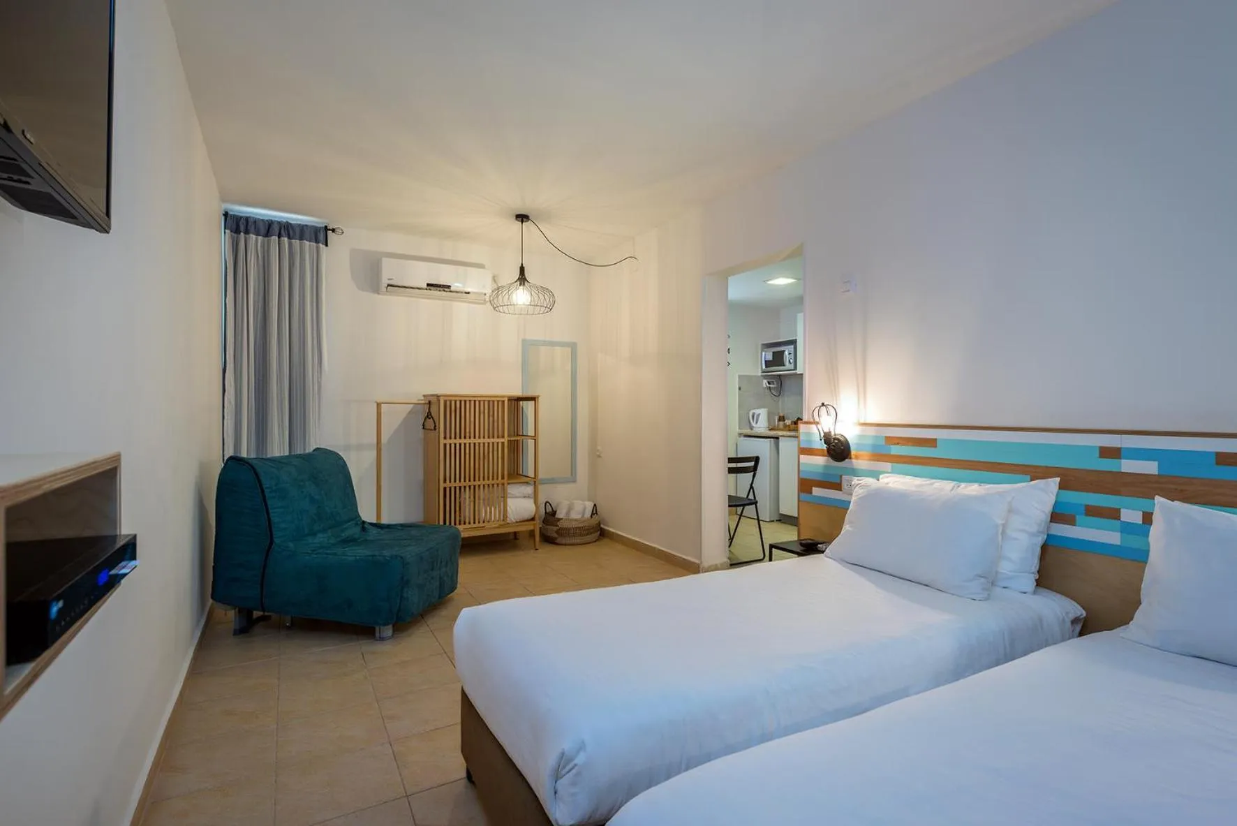 Photo of the whole room, Bed in קיבוץ אילות - חדרי אירוח עם בריכה משותפת