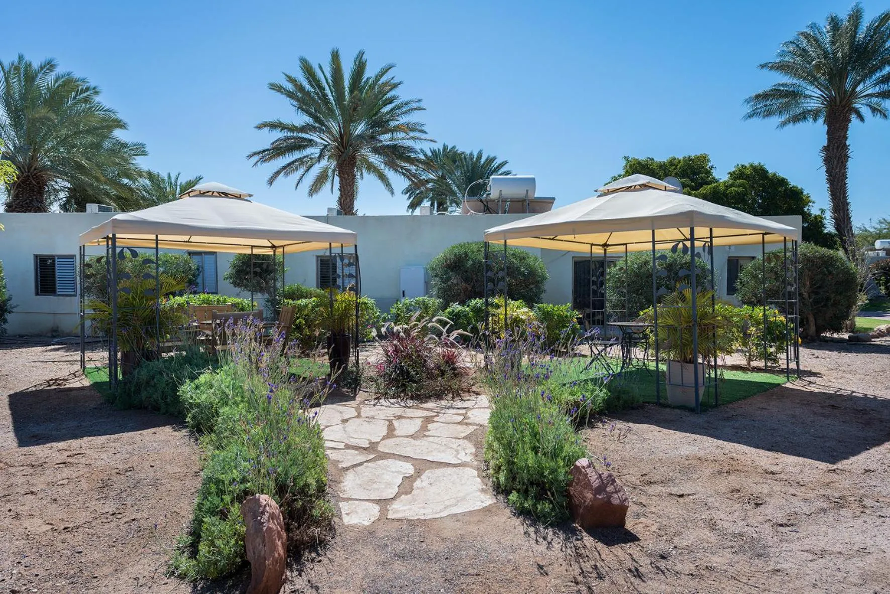 Property building in קיבוץ אילות - חדרי אירוח עם בריכה משותפת