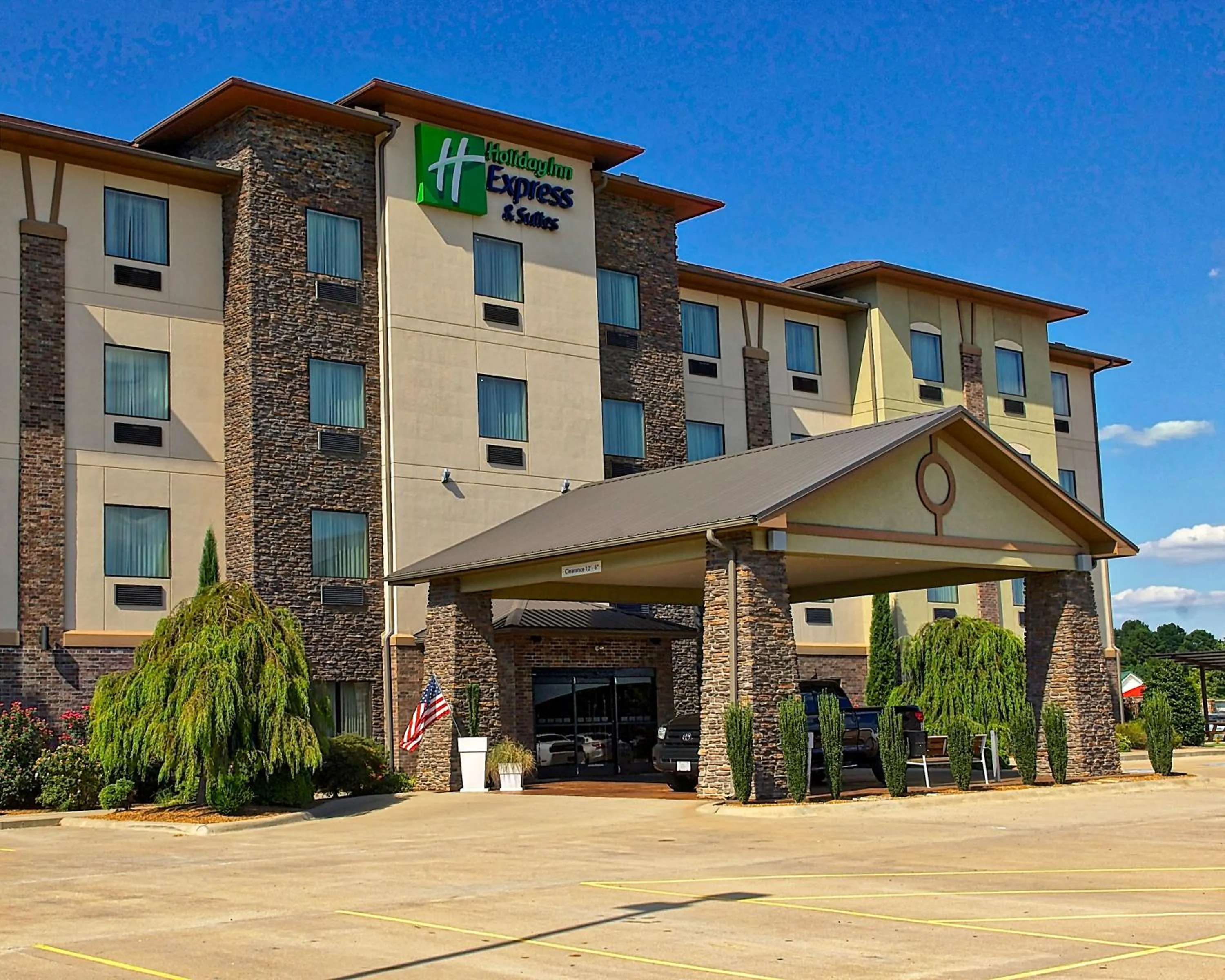 Property building in Holiday Inn Express and Suites Heber Springs by IHG