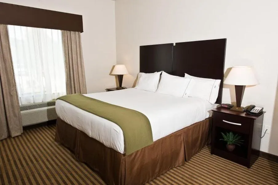 Bed in Holiday Inn Express and Suites Heber Springs by IHG