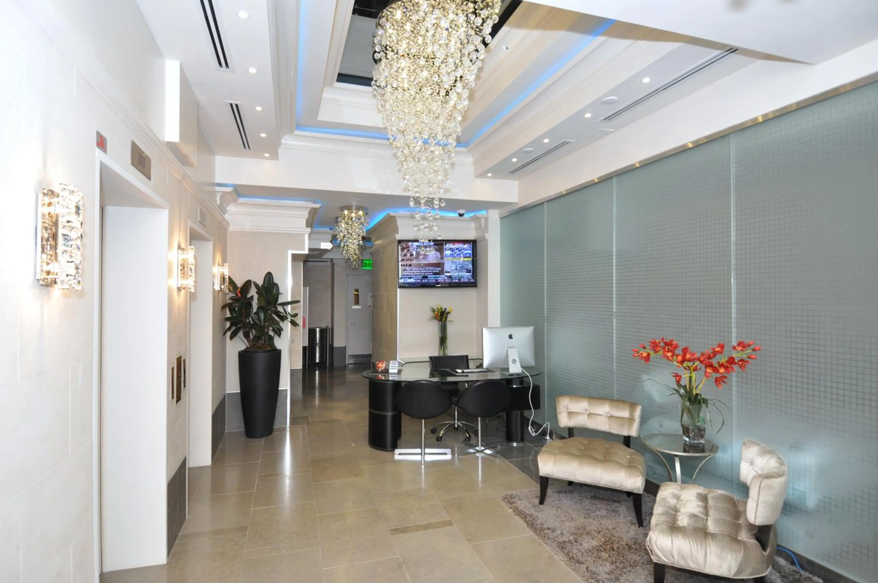 Lobby or reception in Yonge Suites Apart Hotel