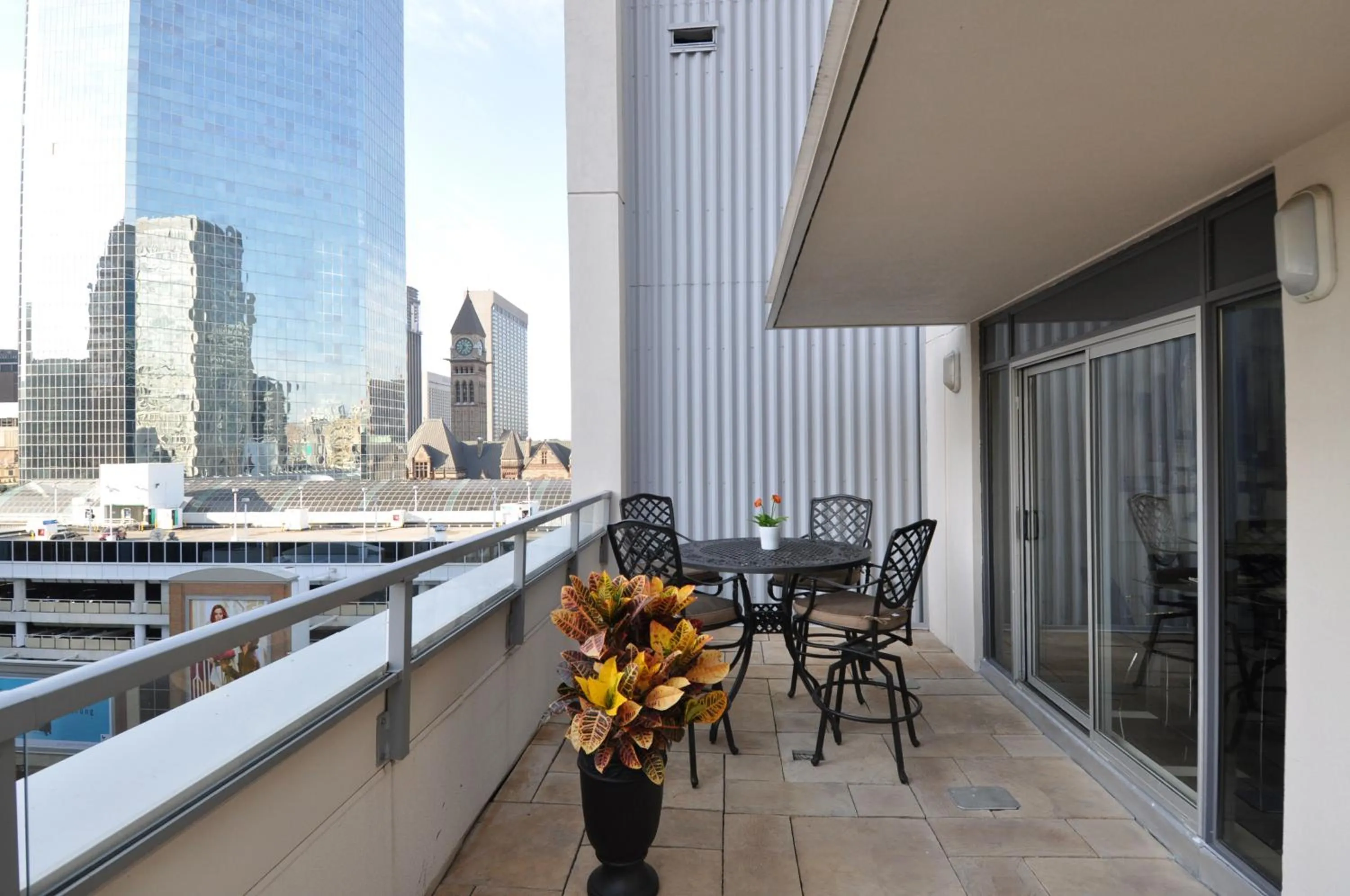 Balcony/Terrace in Yonge Suites Apart Hotel