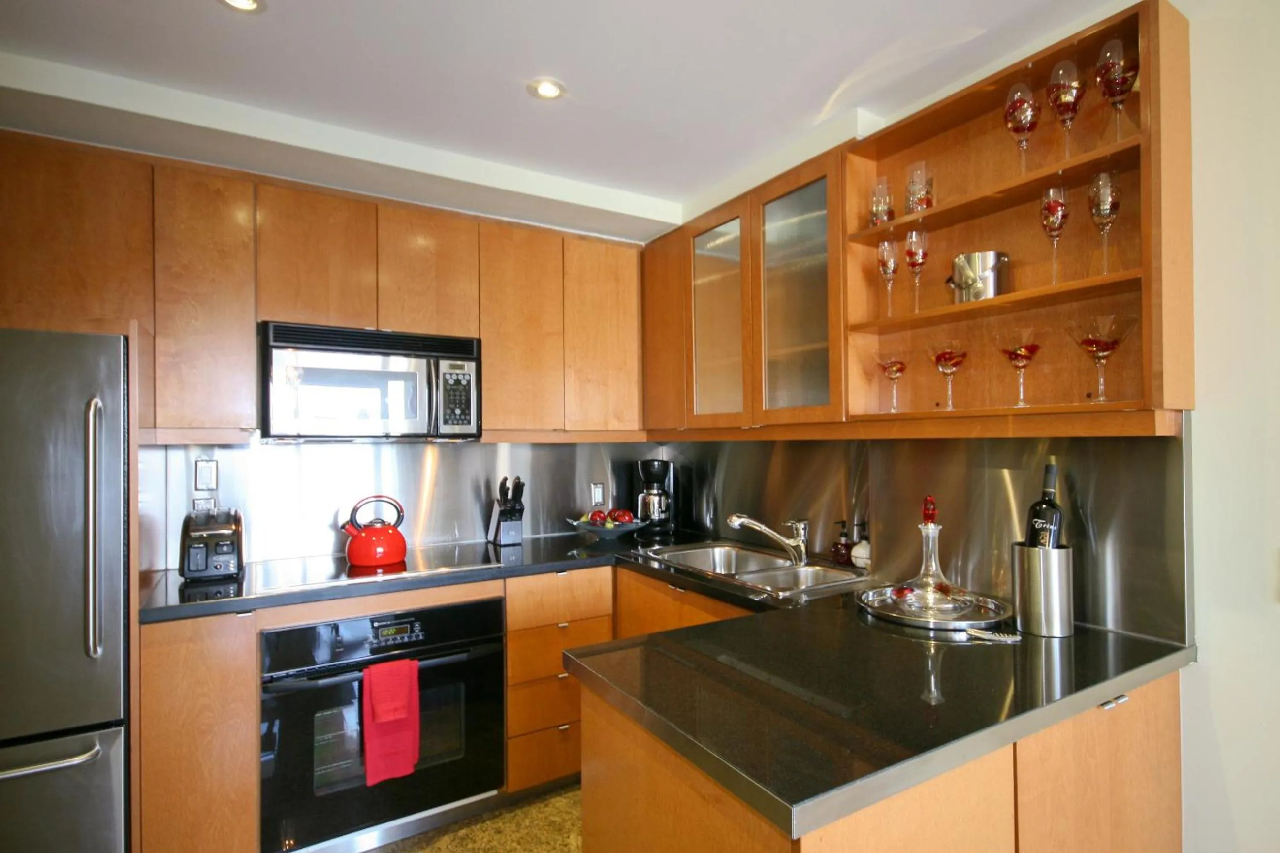 Kitchen or kitchenette in Yonge Suites Apart Hotel
