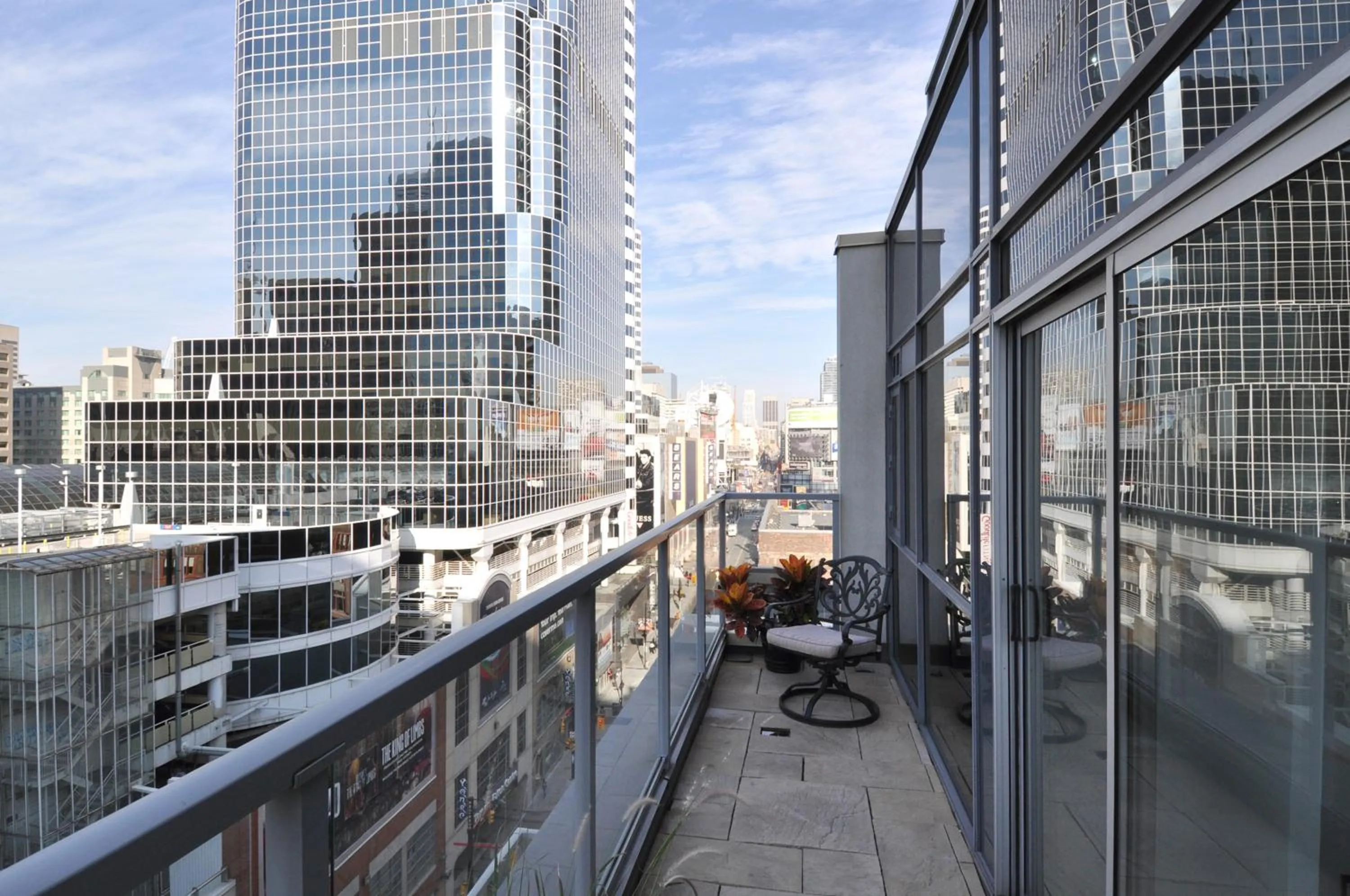 Balcony/Terrace in Yonge Suites Apart Hotel
