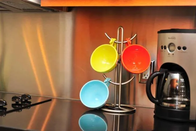 Coffee/tea facilities in Yonge Suites Apart Hotel