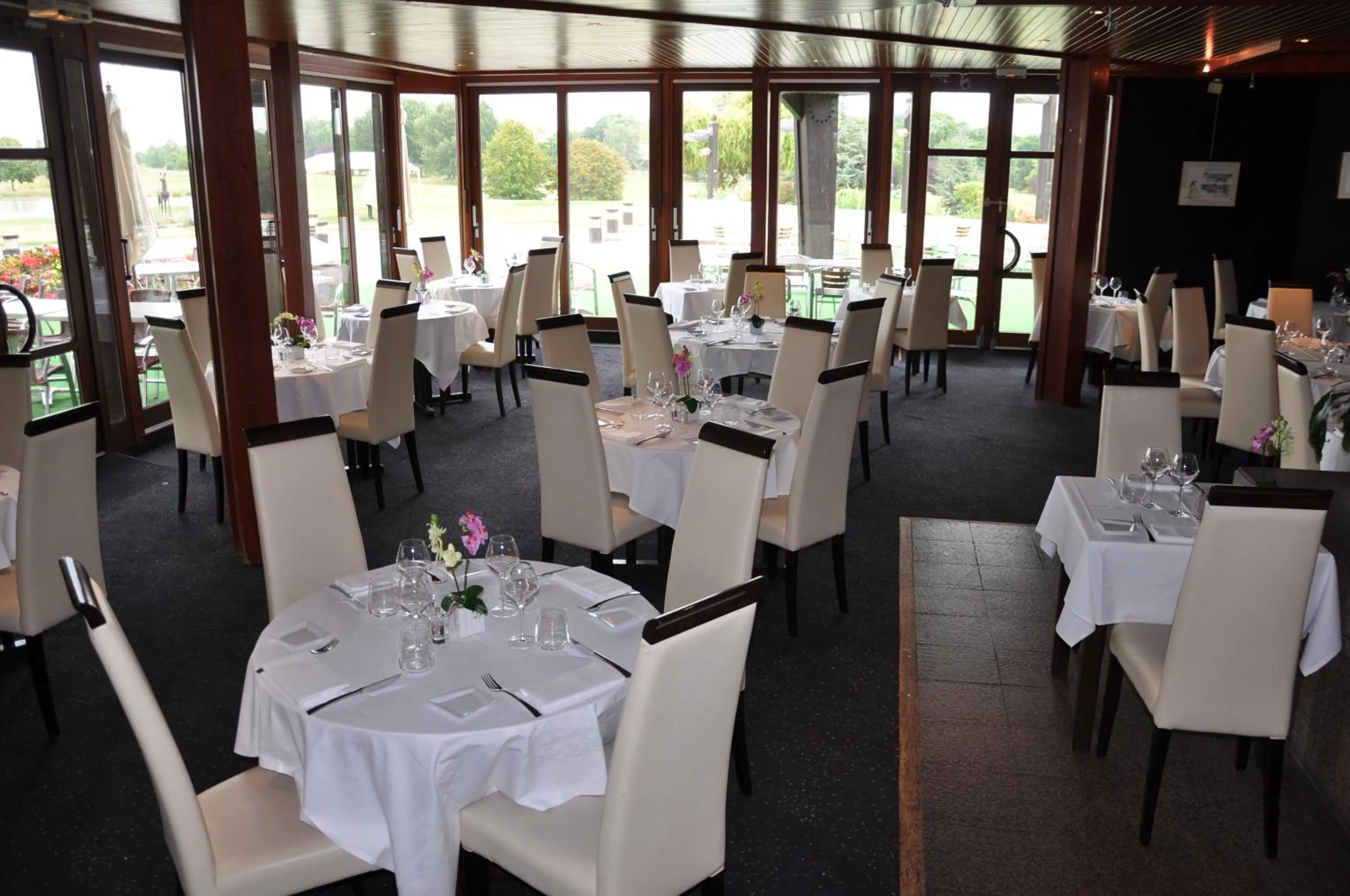 Restaurant/places to eat in Golf Hotel de Mont Griffon