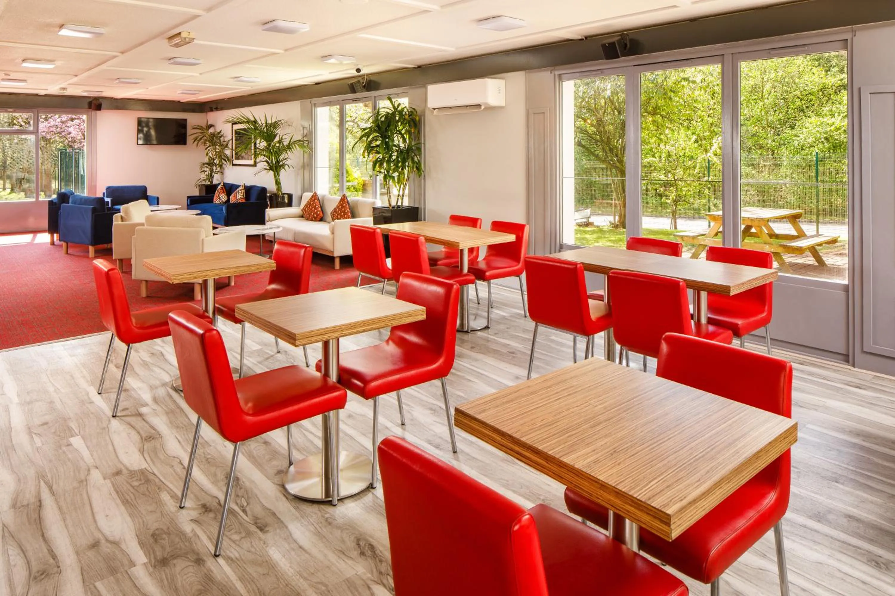 Restaurant/places to eat in ibis Coventry South