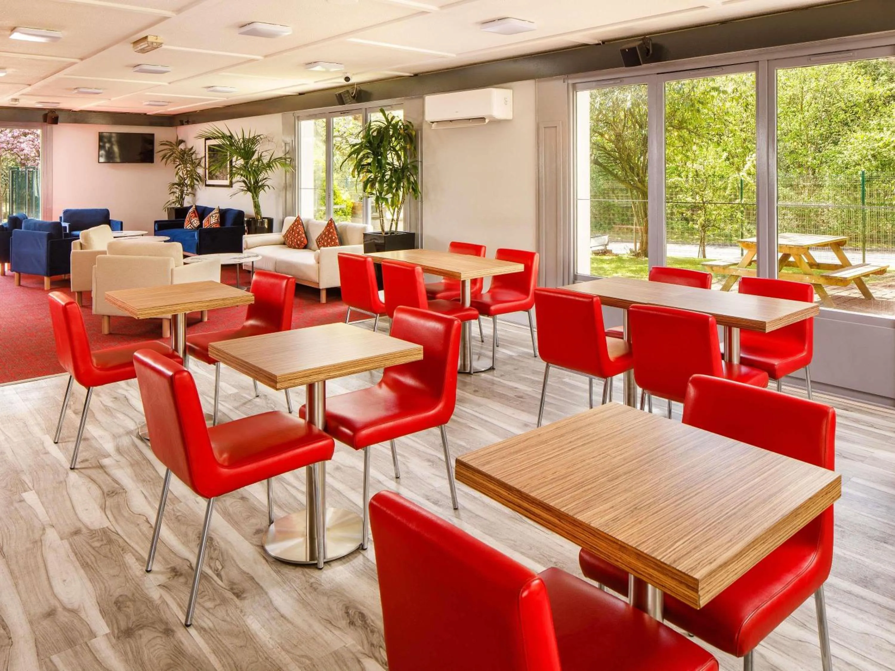Restaurant/places to eat in ibis Coventry South