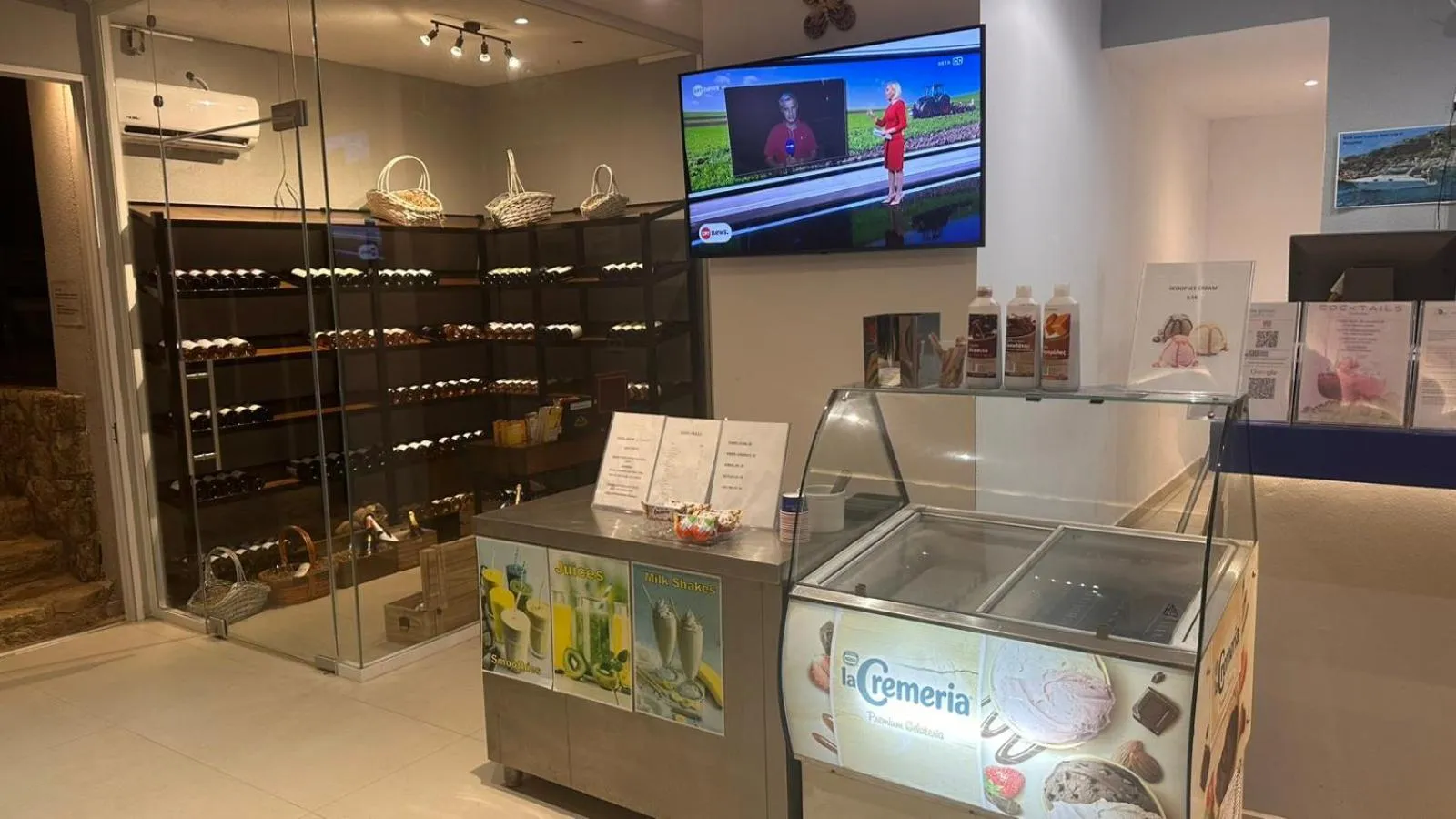 Lounge or bar in Golden Coast Beachfront Resort