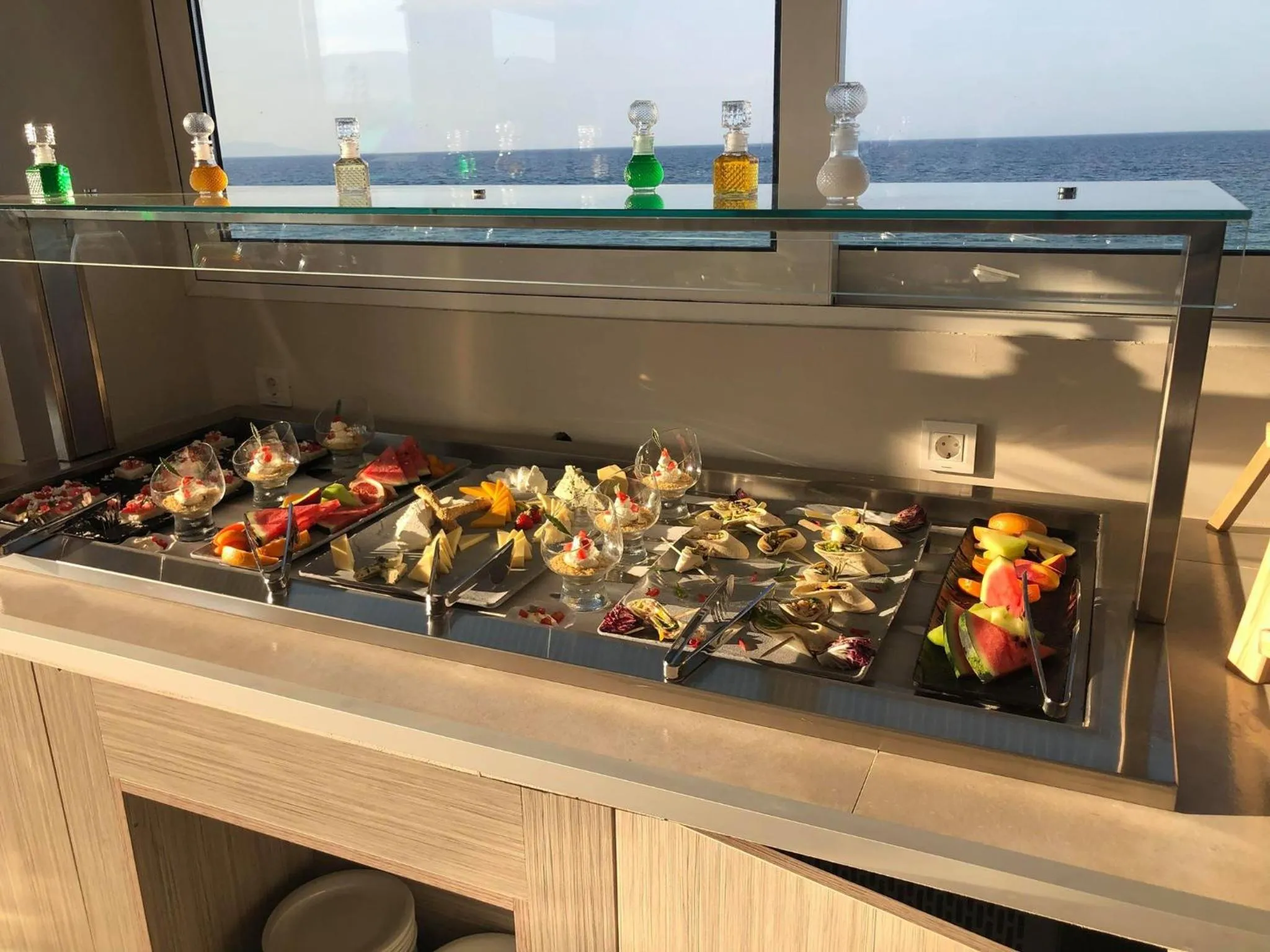 Food and drinks in Golden Coast Beachfront Resort