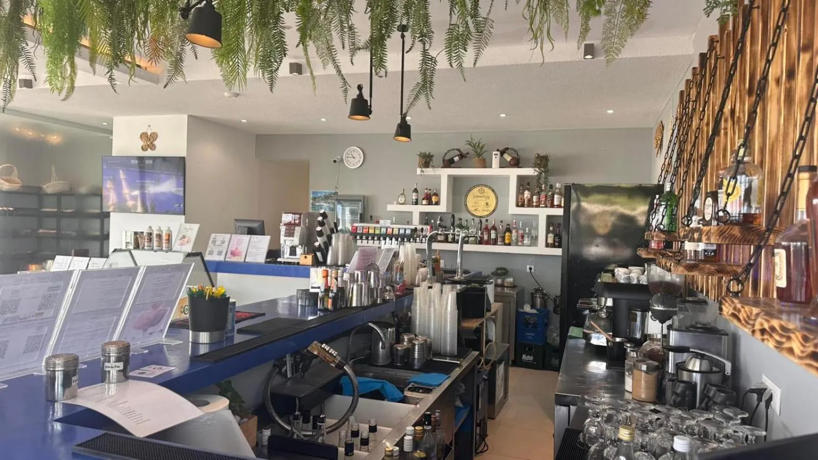 Lounge or bar in Golden Coast Beachfront Resort