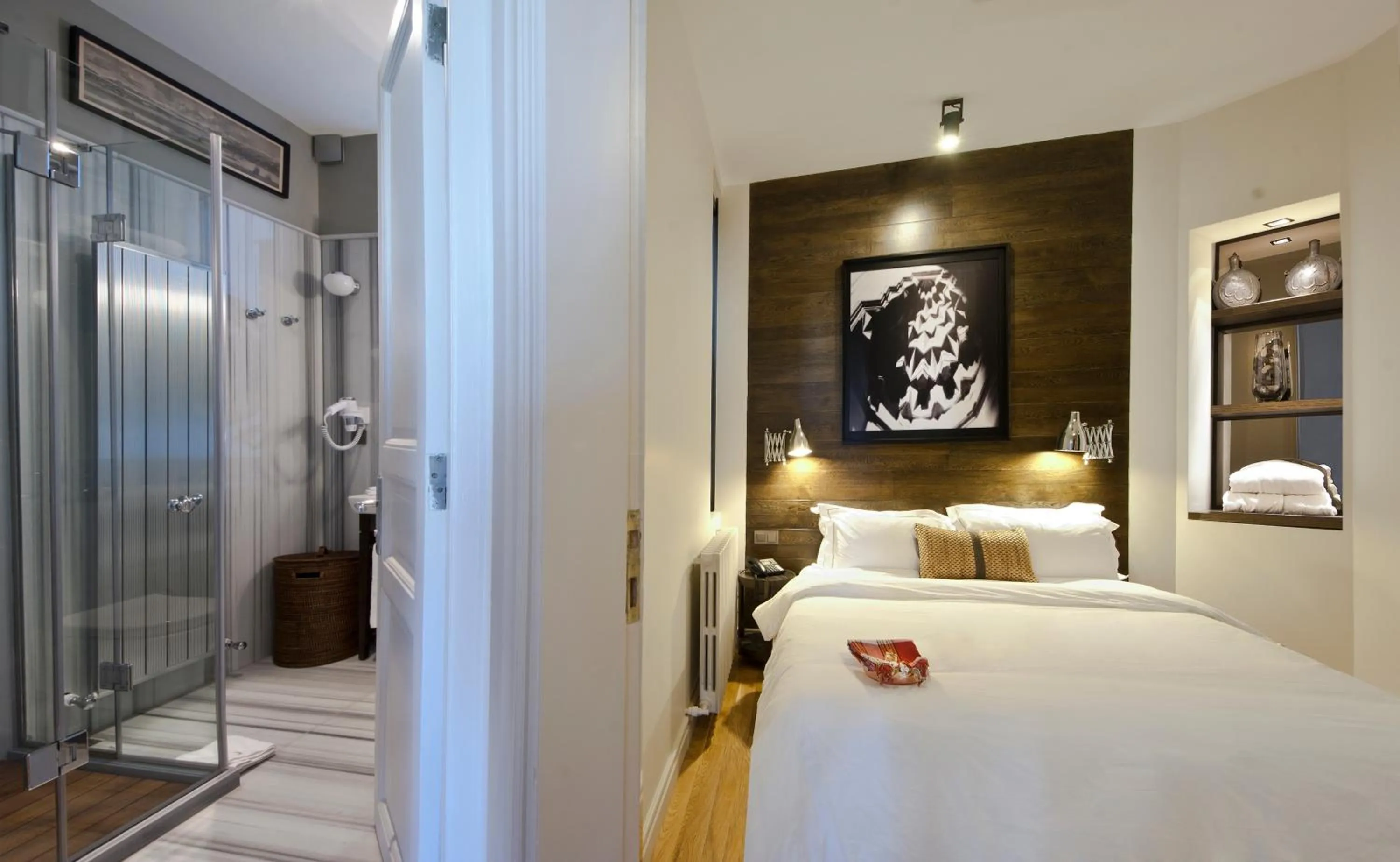 Bathroom, Bed in Urban Suites