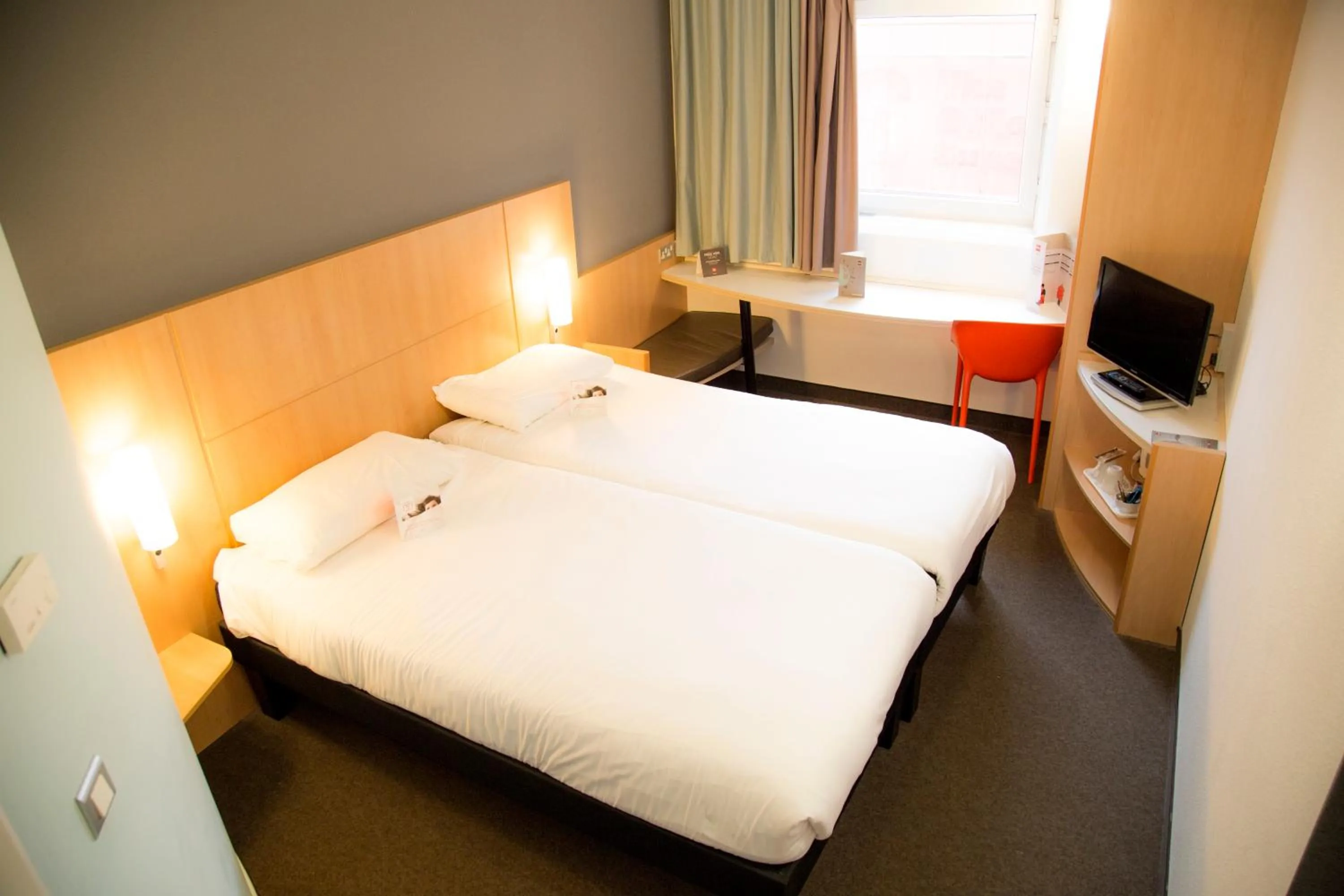 Photo of the whole room, Bed in ibis Hull City Centre