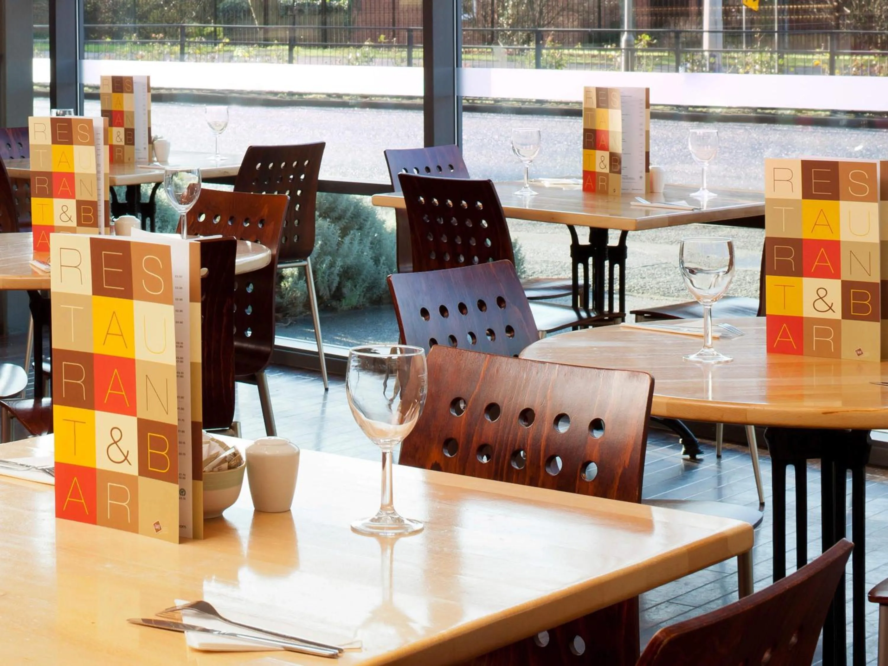 Restaurant/places to eat in ibis Hull City Centre