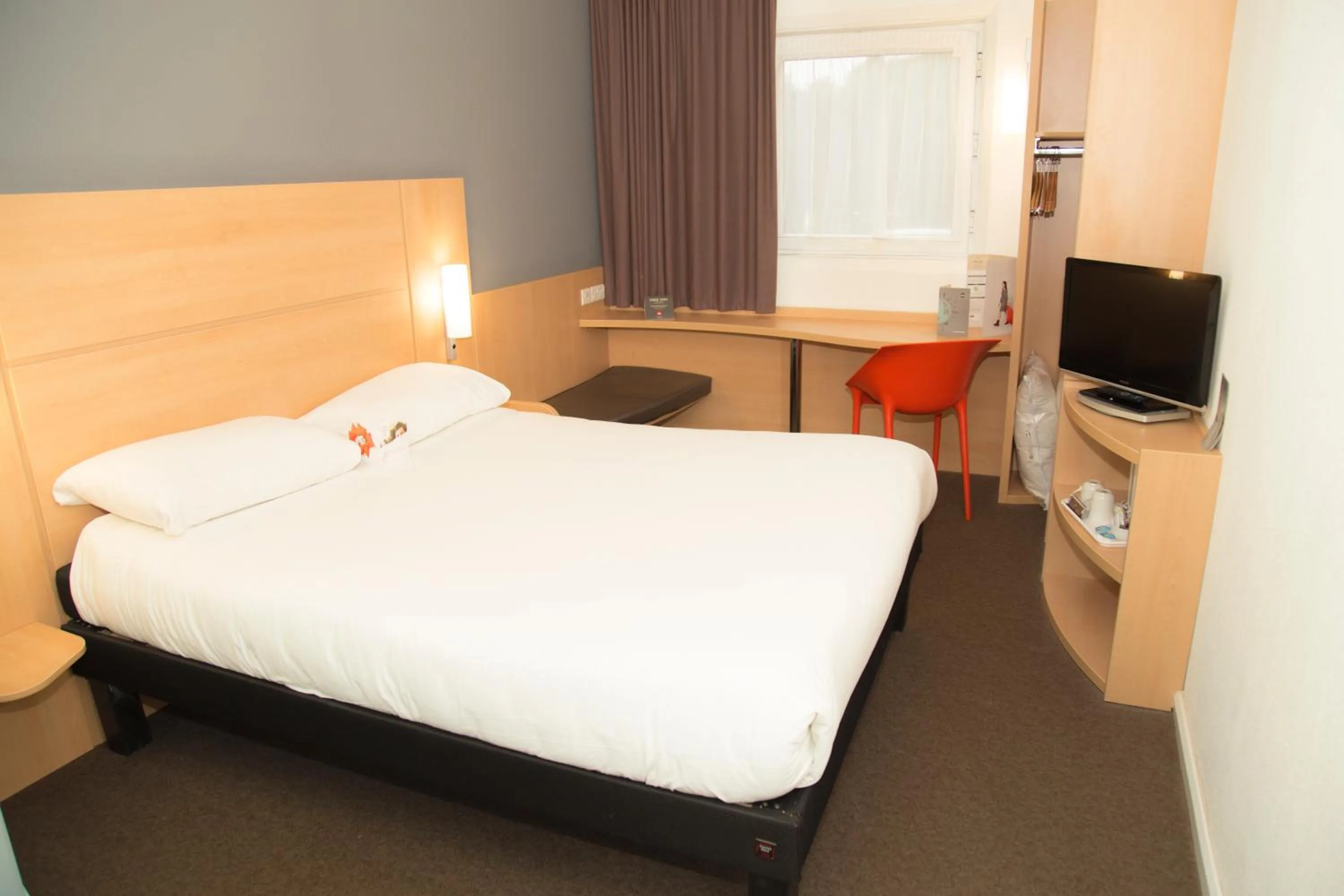 Photo of the whole room, Bed in ibis Hull City Centre