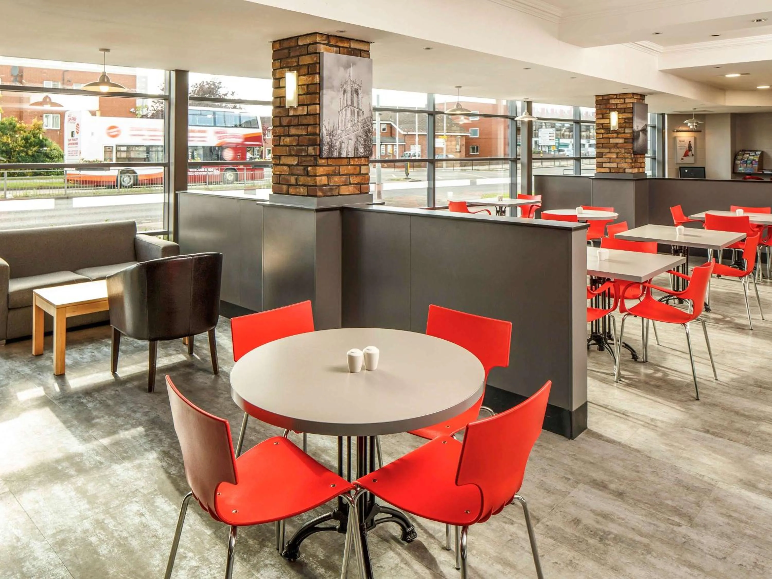 Restaurant/places to eat in ibis Hull City Centre