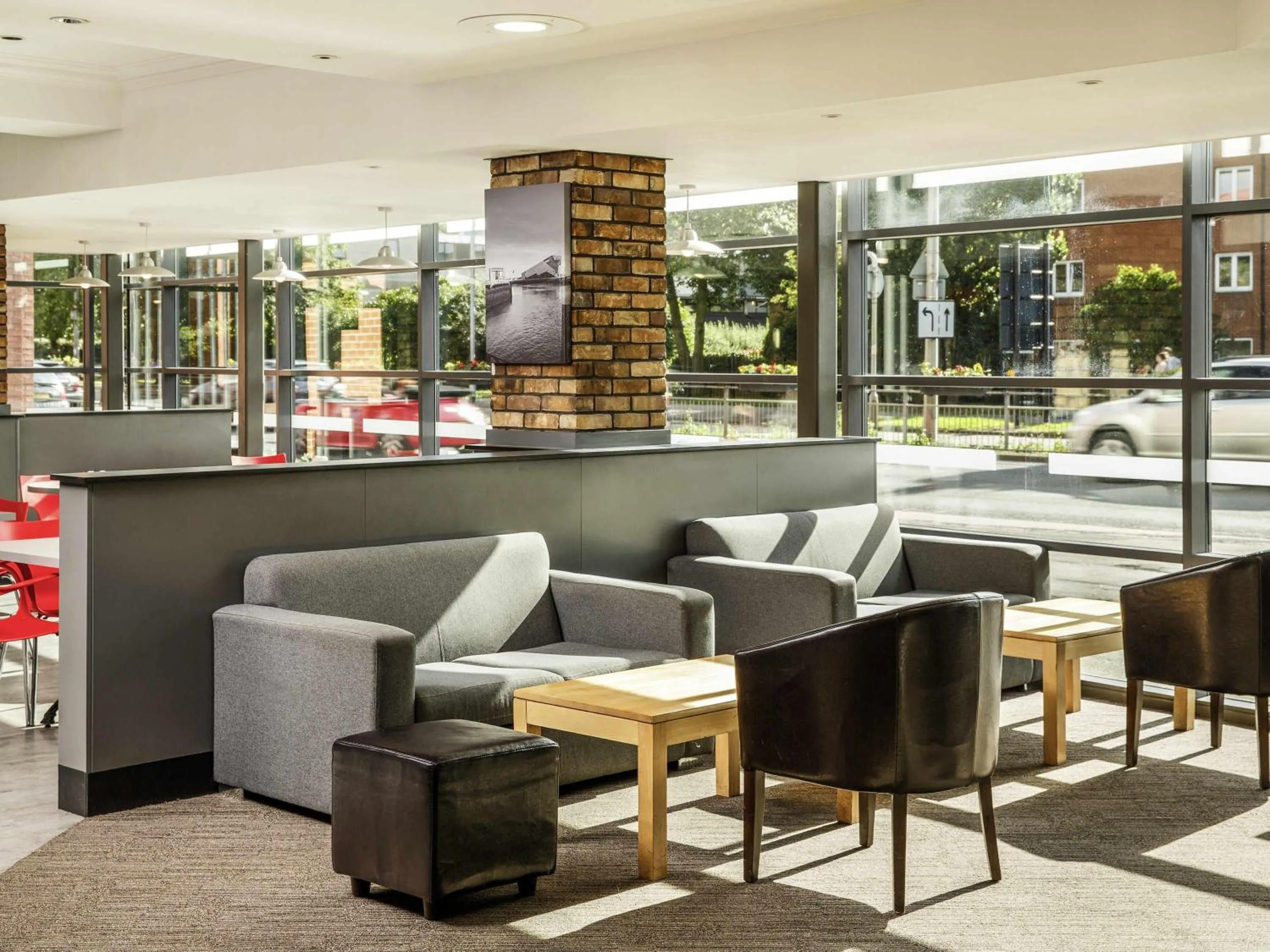 Restaurant/places to eat in ibis Hull City Centre