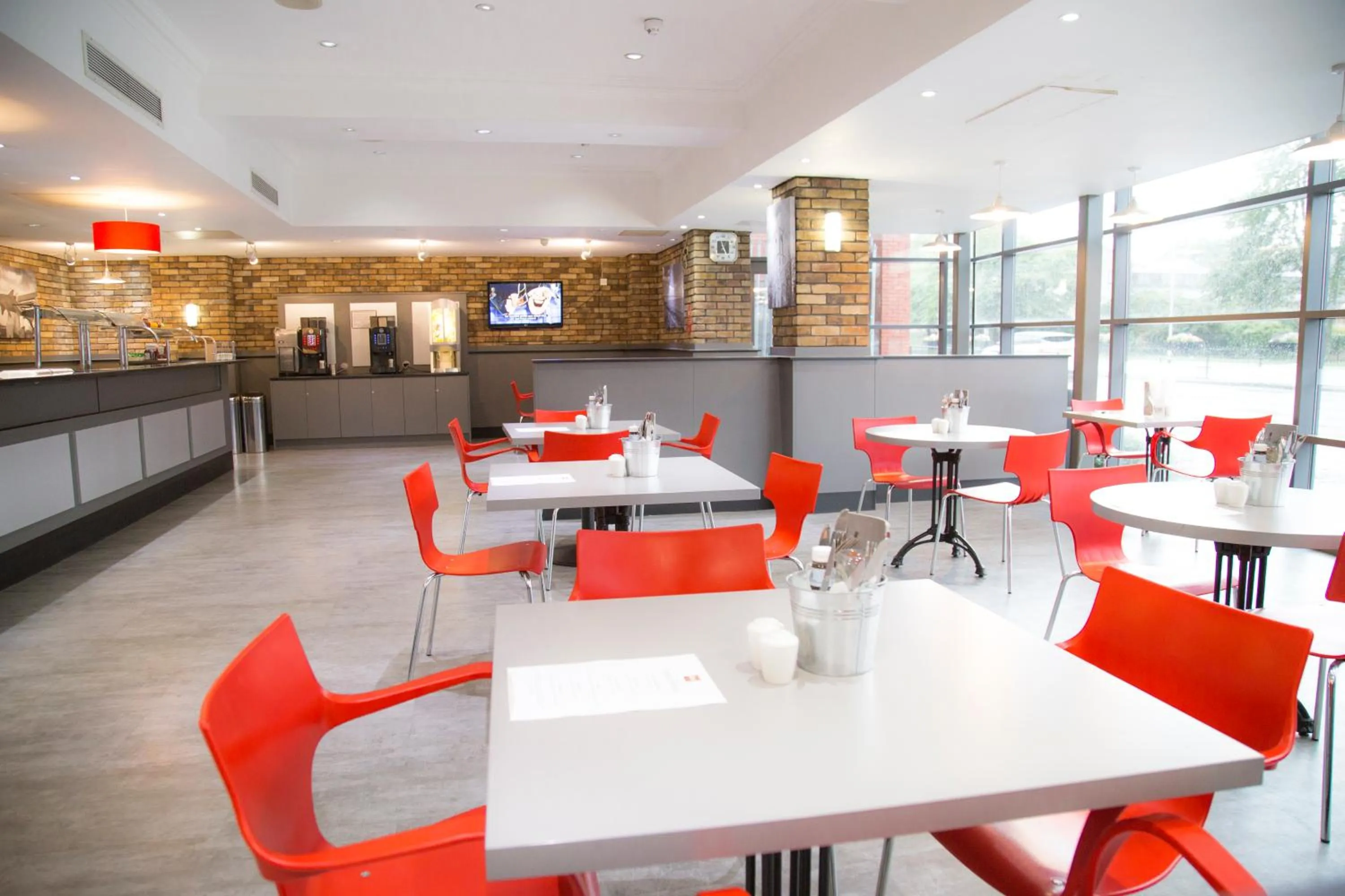 Restaurant/places to eat in ibis Hull City Centre