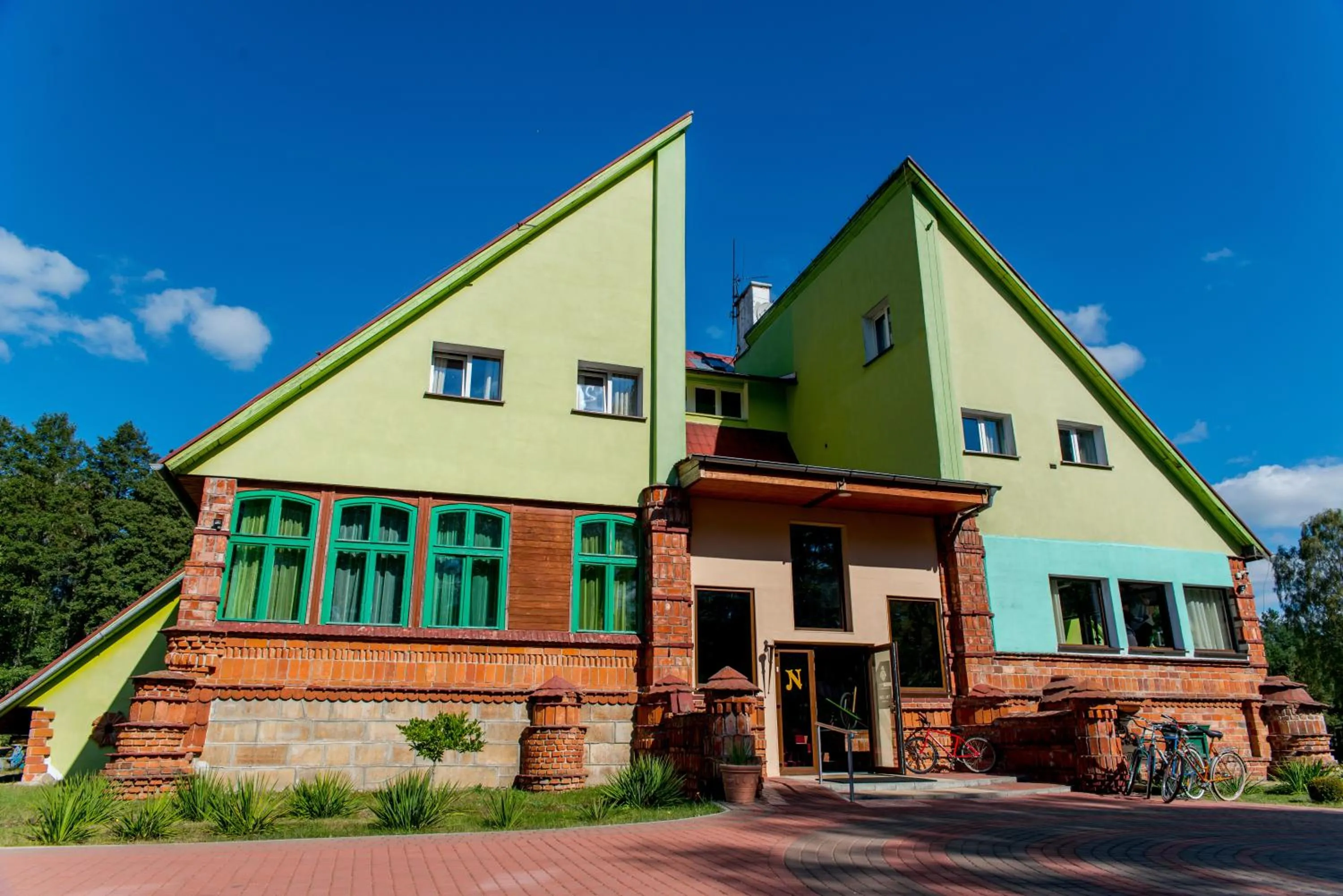 Property building in Park Inn Resort przy jeziorze - sauna i duży parking - pieski mile widziane