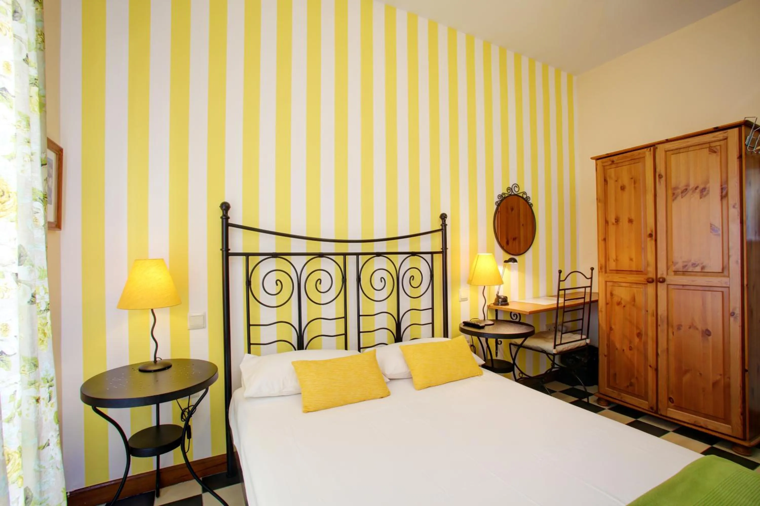 Bedroom, Bed in Málaga Lodge Guesthouse