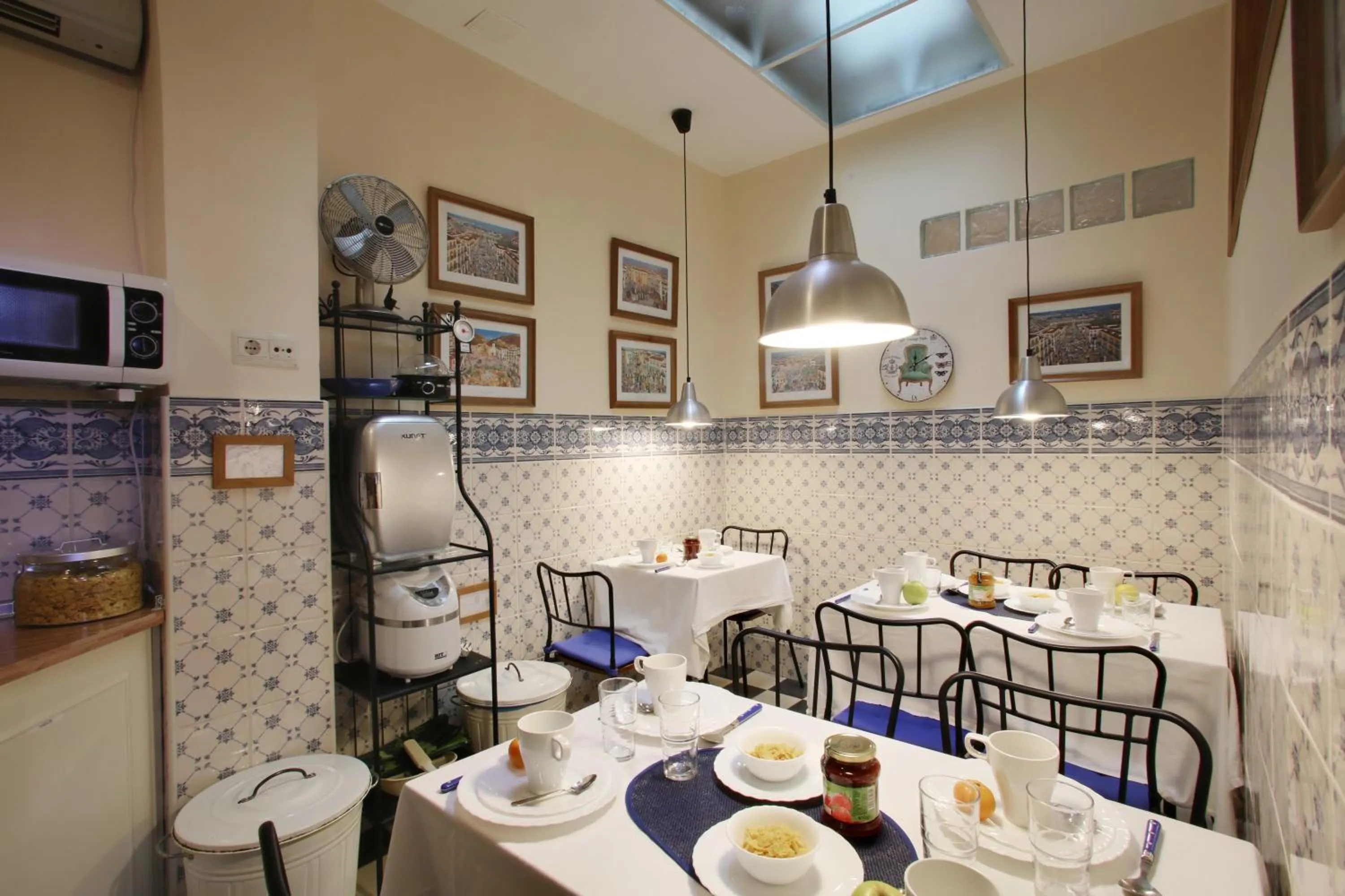 Communal kitchen in Málaga Lodge Guesthouse
