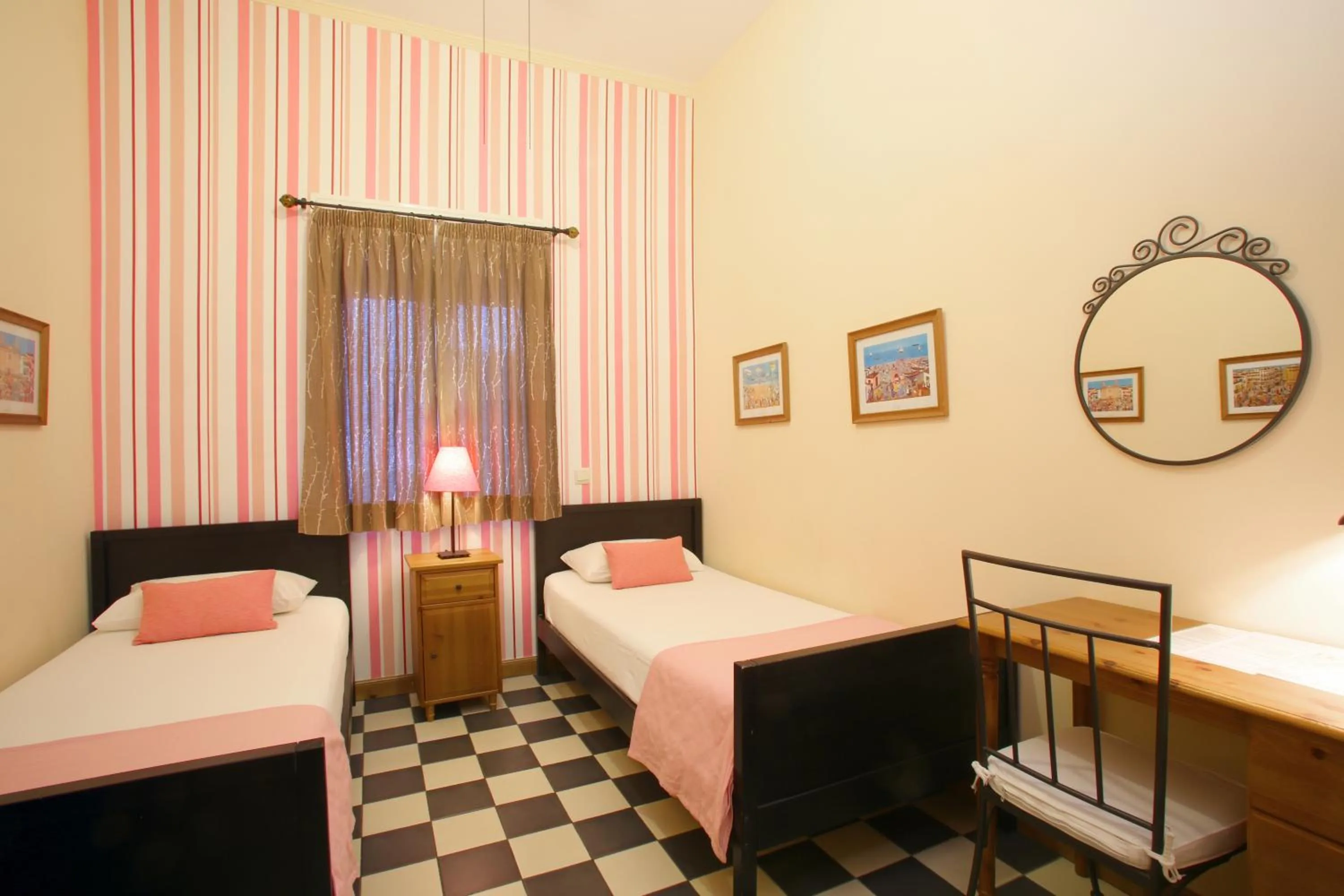 Bathroom, Bed in Málaga Lodge Guesthouse