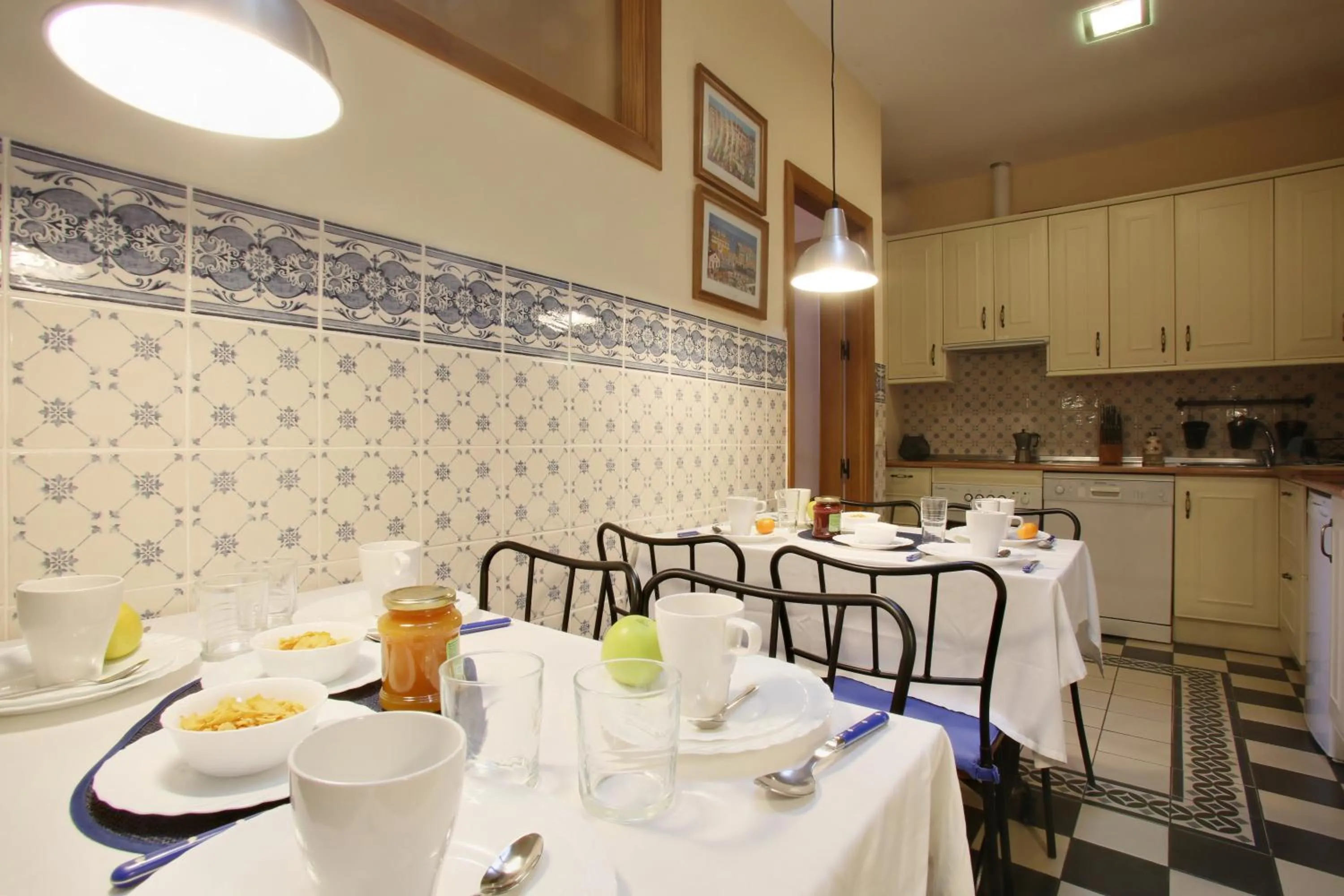 Communal kitchen in Málaga Lodge Guesthouse