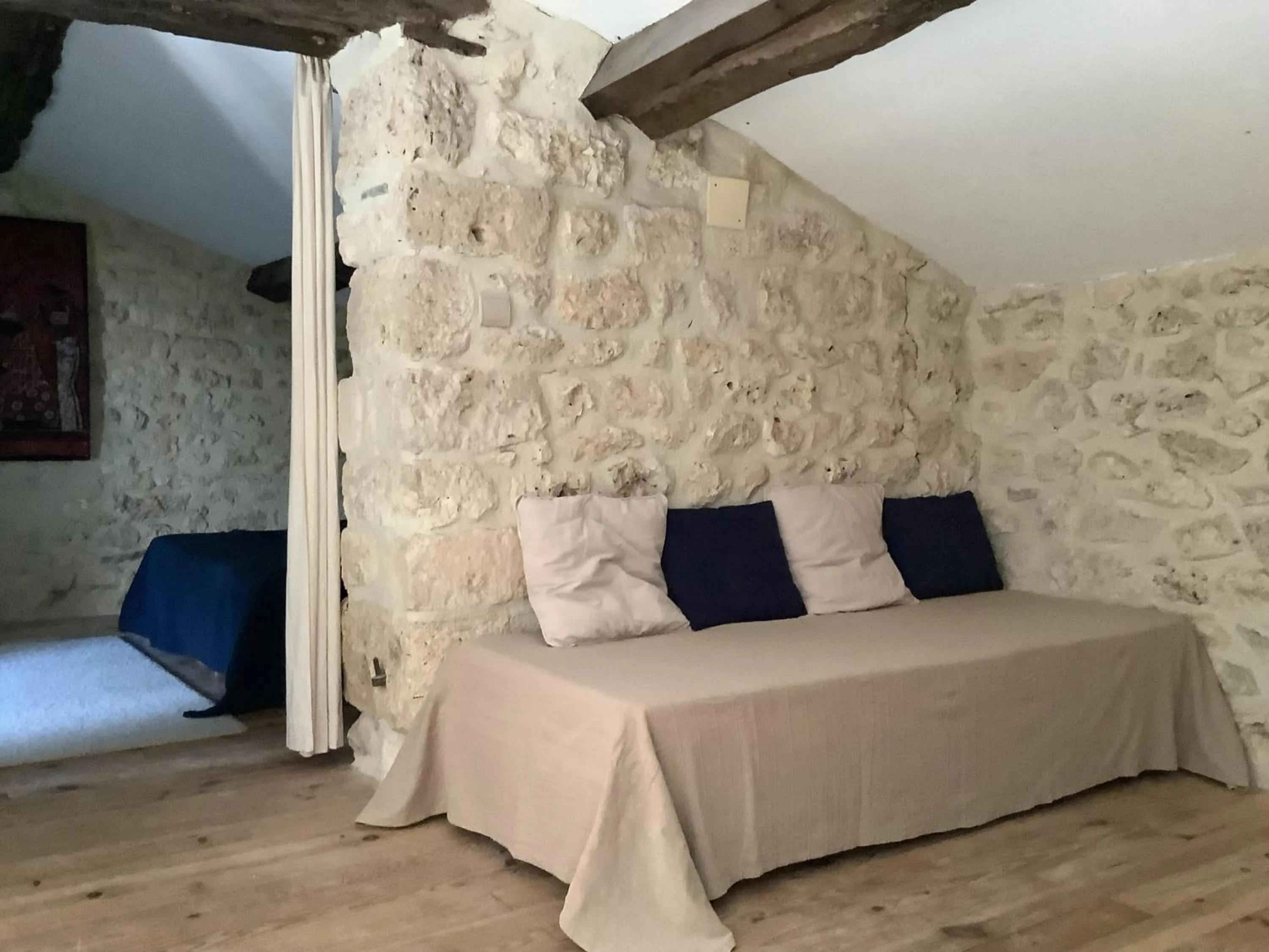 Living room, Bed in gîte le cayrols