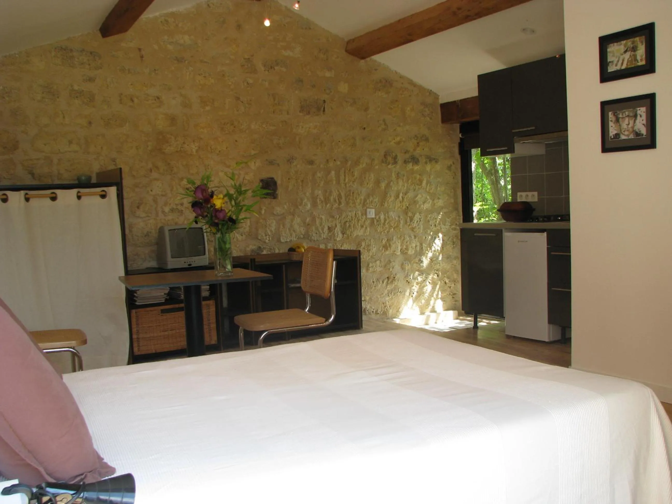 Photo of the whole room, Bed in gîte le cayrols