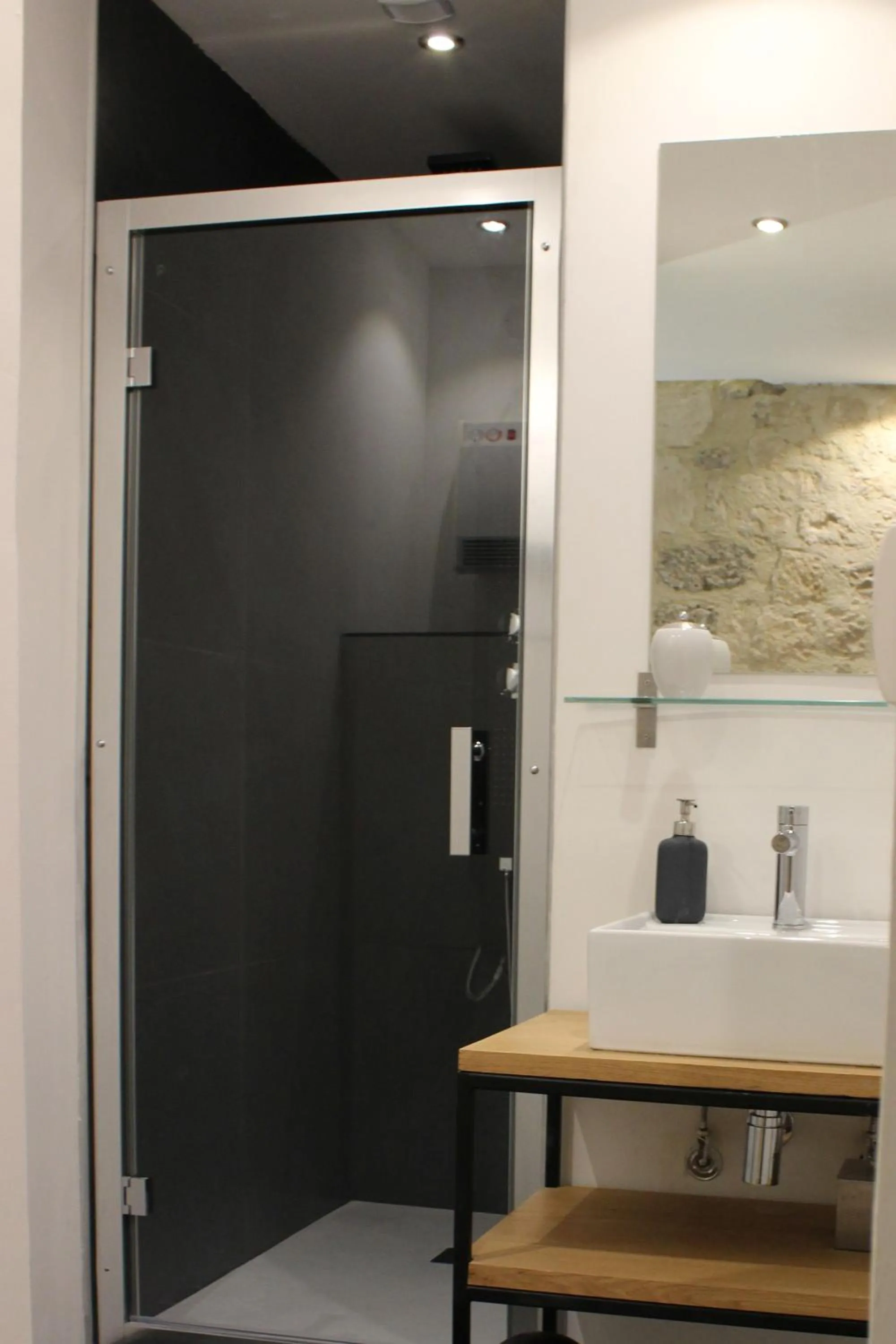 Shower in gîte le cayrols