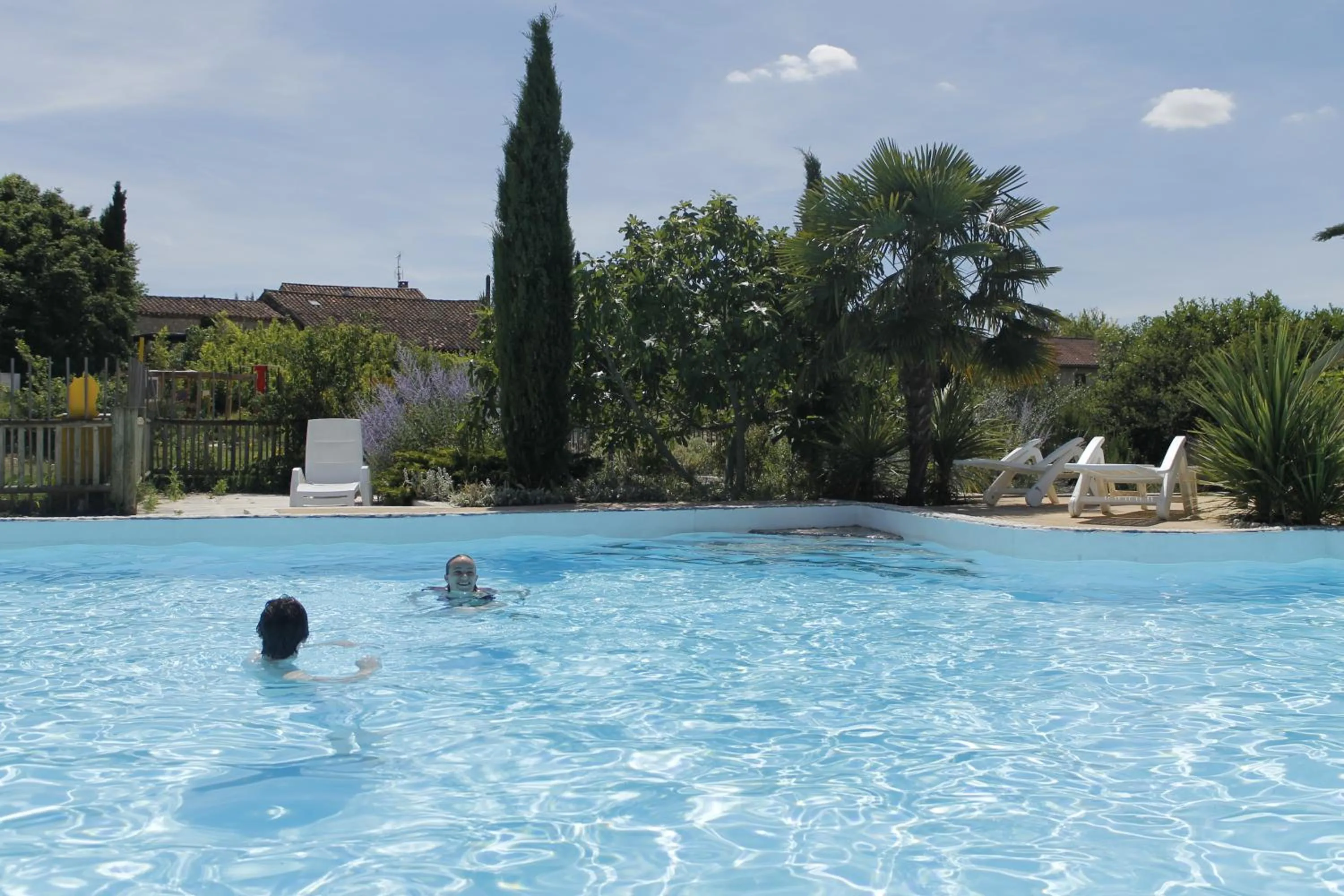 Swimming pool in gîte le cayrols