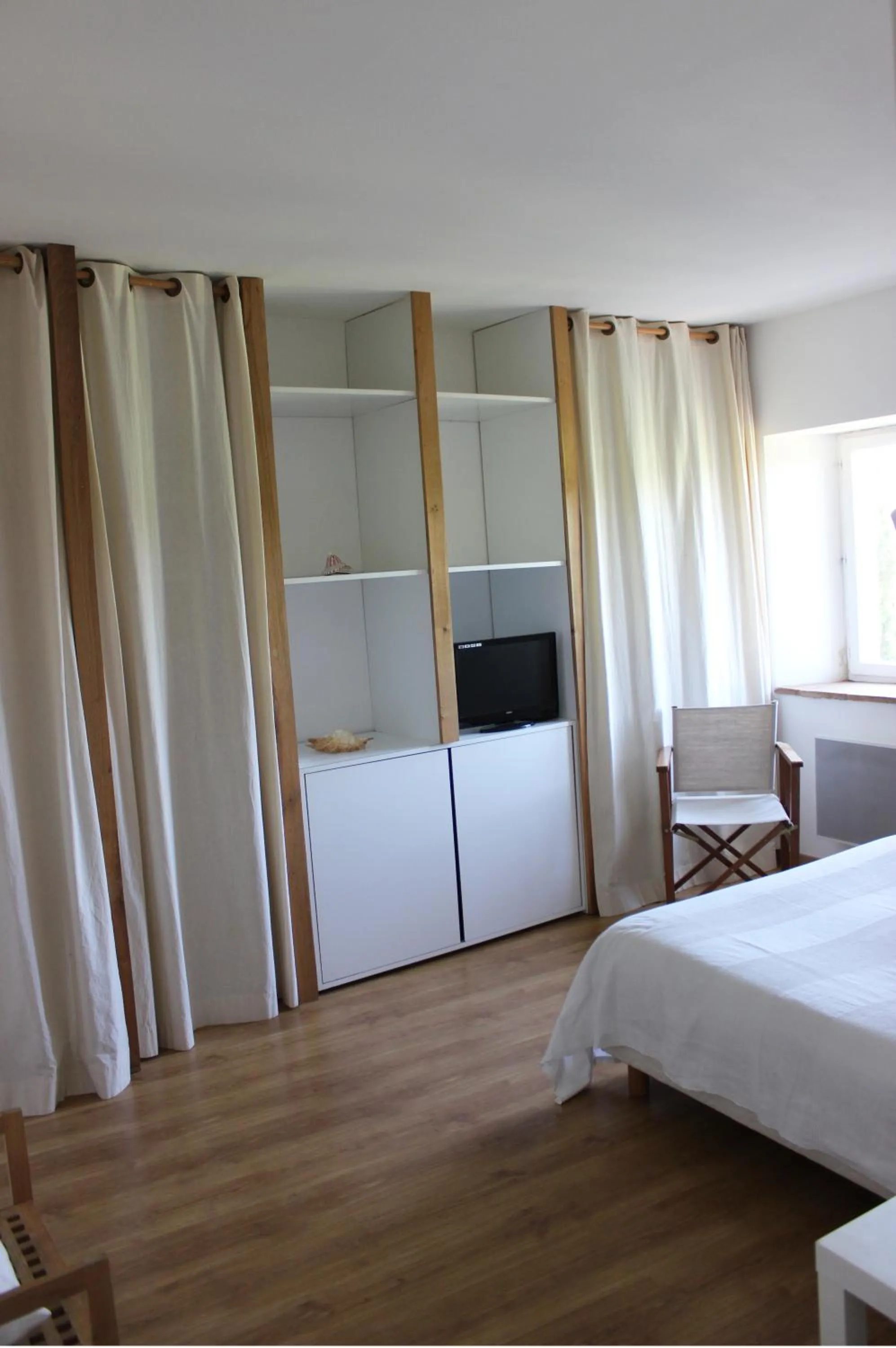 Photo of the whole room, Bed in gîte le cayrols