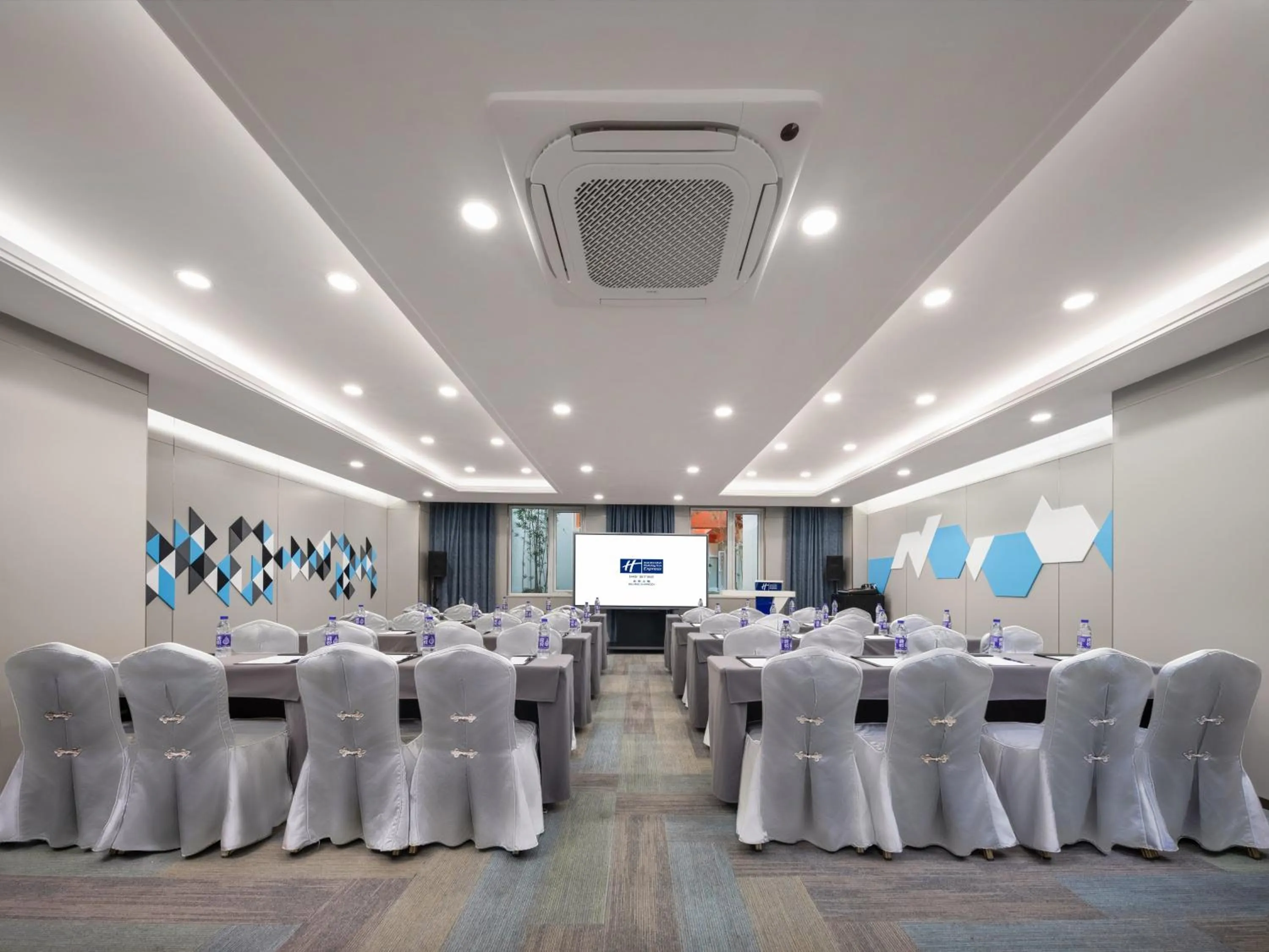Meeting/conference room in Holiday Inn Express Shangdi Beijing by IHG l Next to Yuanmingyuan Park & Subway & Qinghe Railway Station & Beijing Sport University l Taxi 15 Minutes to Summer Palace & Peking University & Tsinghua University l 20 Minutes to Badaling Great Wall by Railway