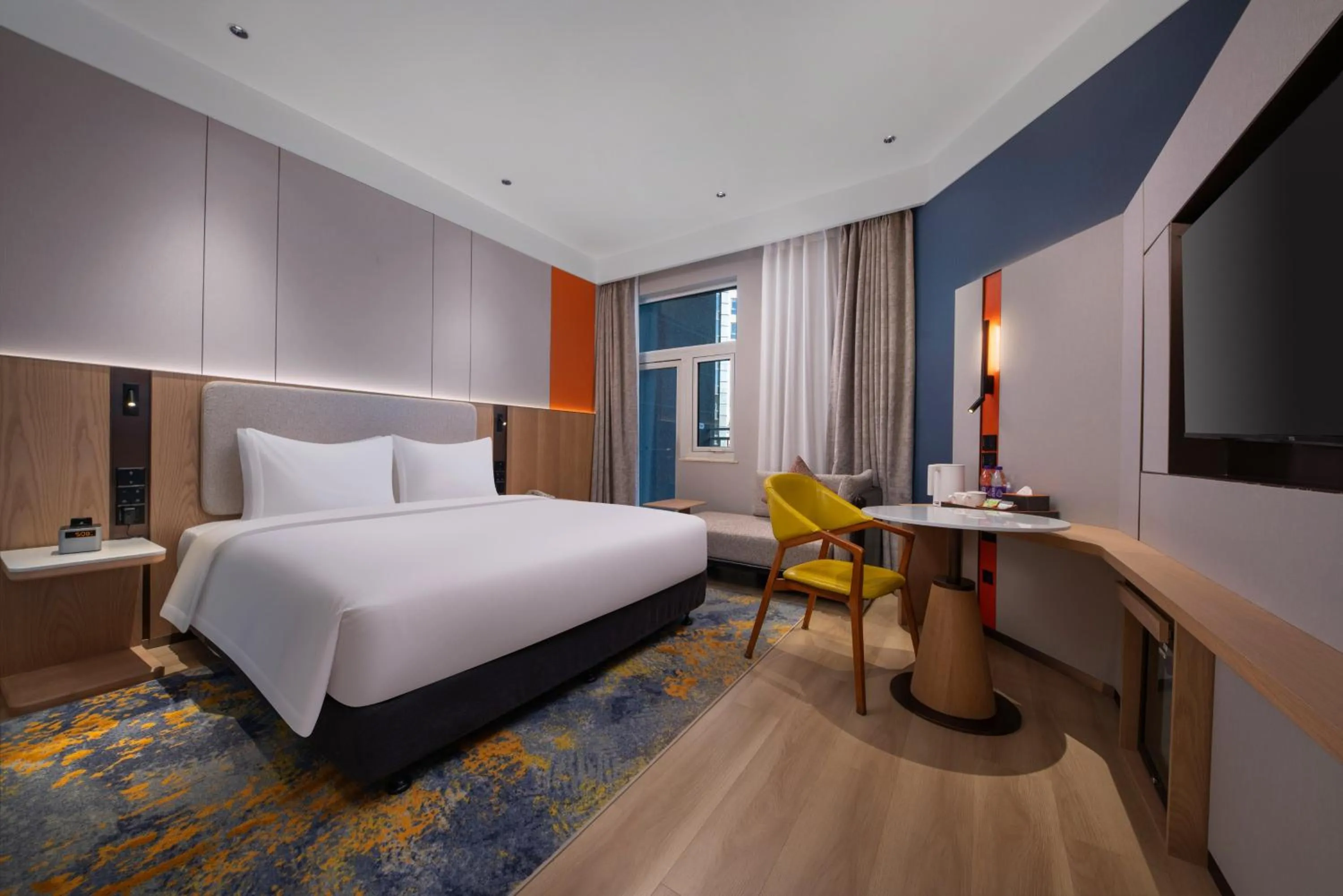 Photo of the whole room, Bed in Holiday Inn Express Shangdi Beijing by IHG l Next to Yuanmingyuan Park & Subway & Qinghe Railway Station & Beijing Sport University l Taxi 15 Minutes to Summer Palace & Peking University & Tsinghua University l 20 Minutes to Badaling Great Wall by Railway