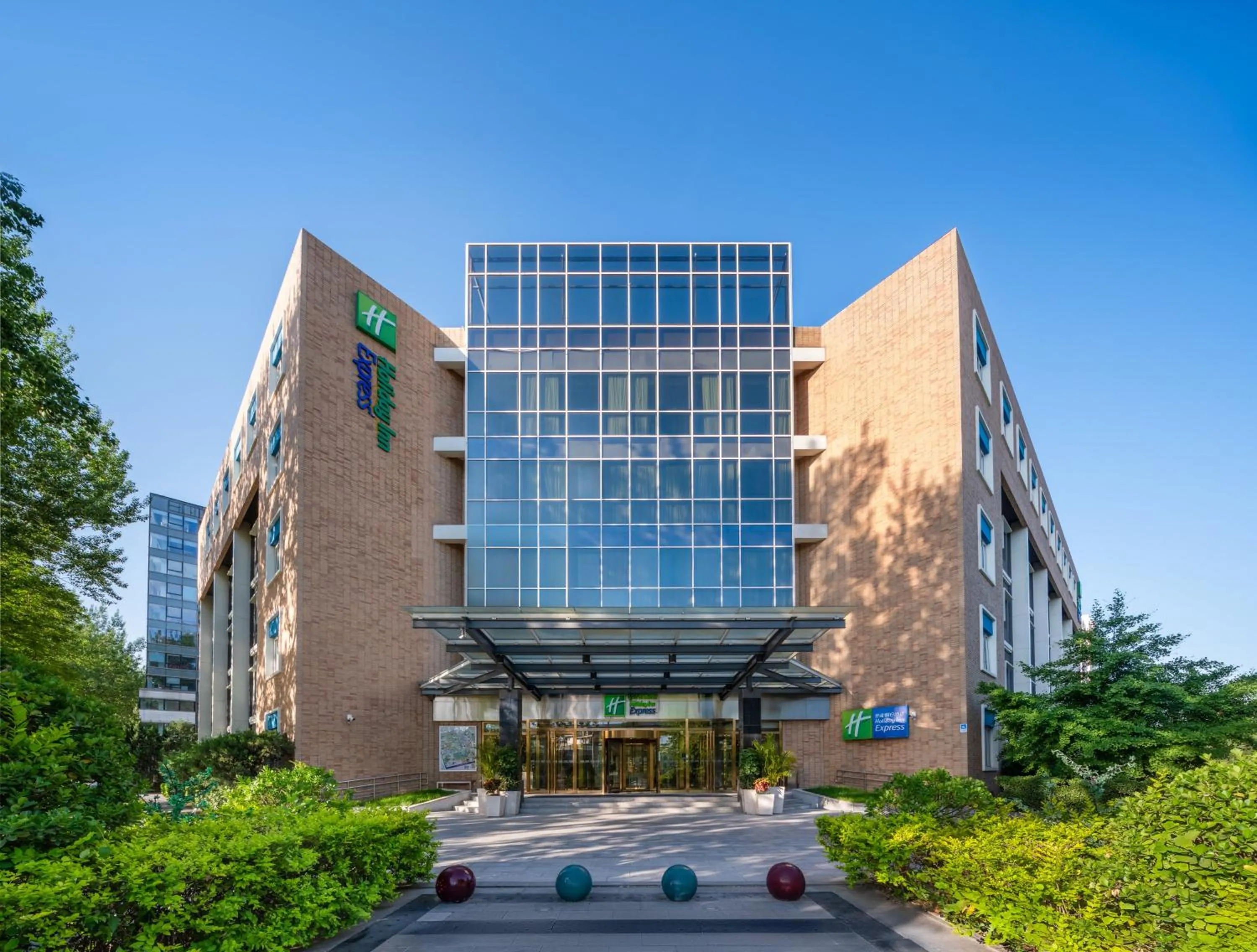 Property building in Holiday Inn Express Shangdi Beijing by IHG l Next to Yuanmingyuan Park & Subway & Qinghe Railway Station & Beijing Sport University l Taxi 15 Minutes to Summer Palace & Peking University & Tsinghua University l 20 Minutes to Badaling Great Wall by Railway