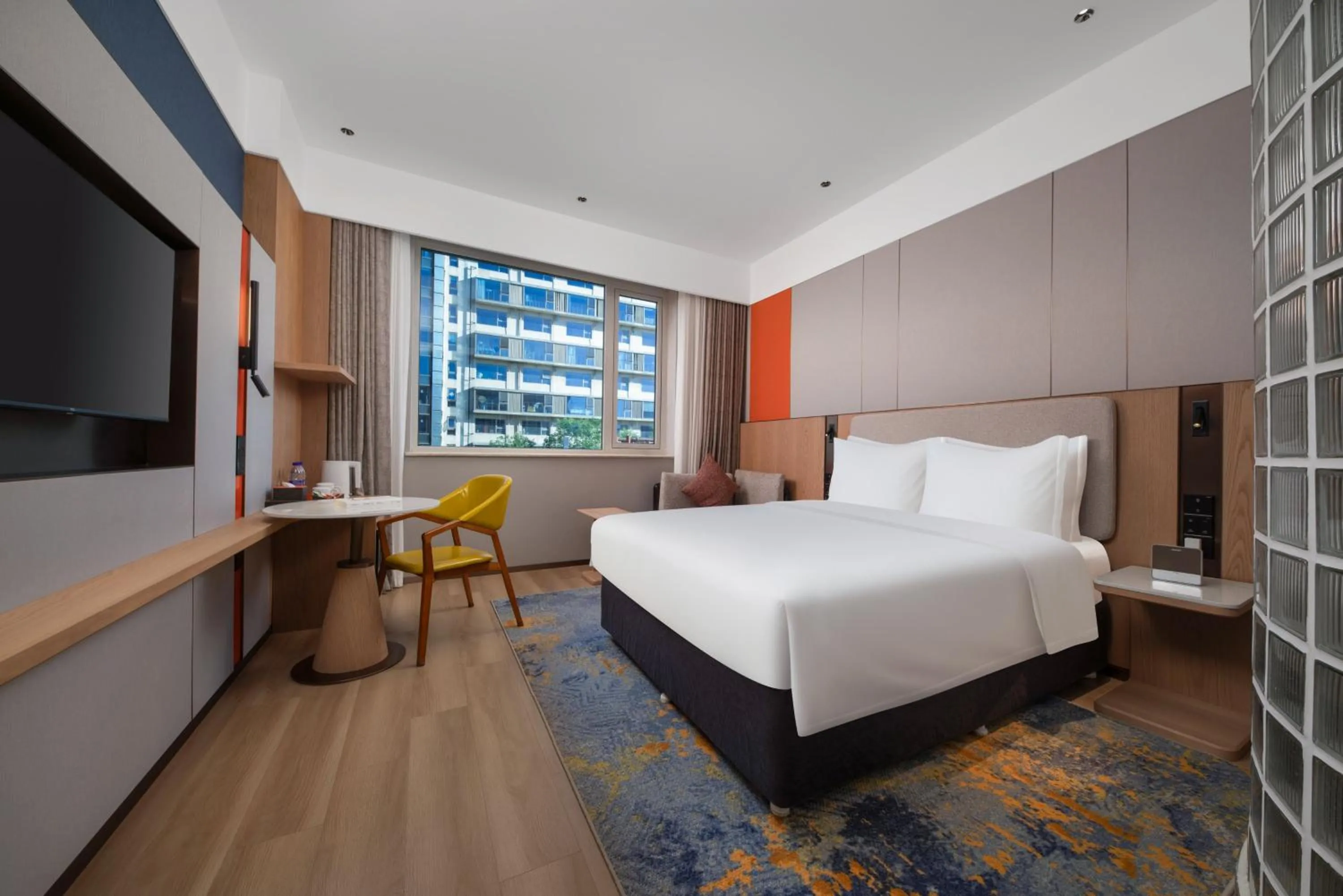 Photo of the whole room, Bed in Holiday Inn Express Shangdi Beijing by IHG l Next to Yuanmingyuan Park & Subway & Qinghe Railway Station & Beijing Sport University l Taxi 15 Minutes to Summer Palace & Peking University & Tsinghua University l 20 Minutes to Badaling Great Wall by Railway