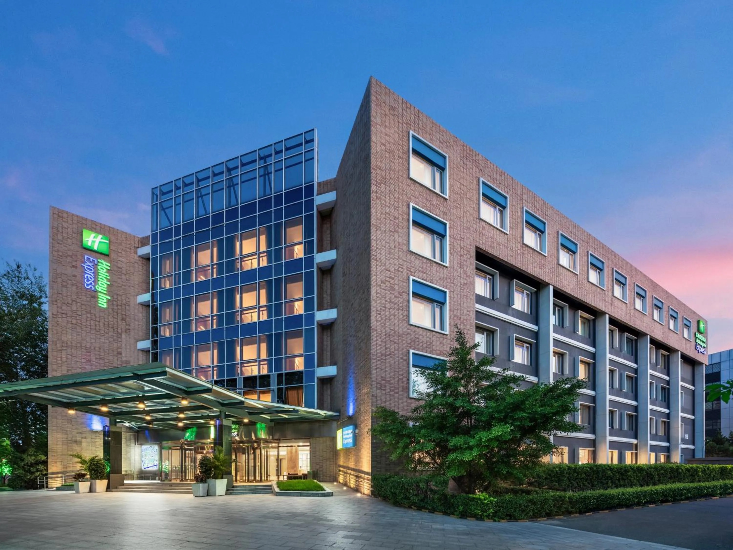 Property building in Holiday Inn Express Shangdi Beijing by IHG l Next to Yuanmingyuan Park & Subway & Qinghe Railway Station & Beijing Sport University l Taxi 15 Minutes to Summer Palace & Peking University & Tsinghua University l 20 Minutes to Badaling Great Wall by Railway