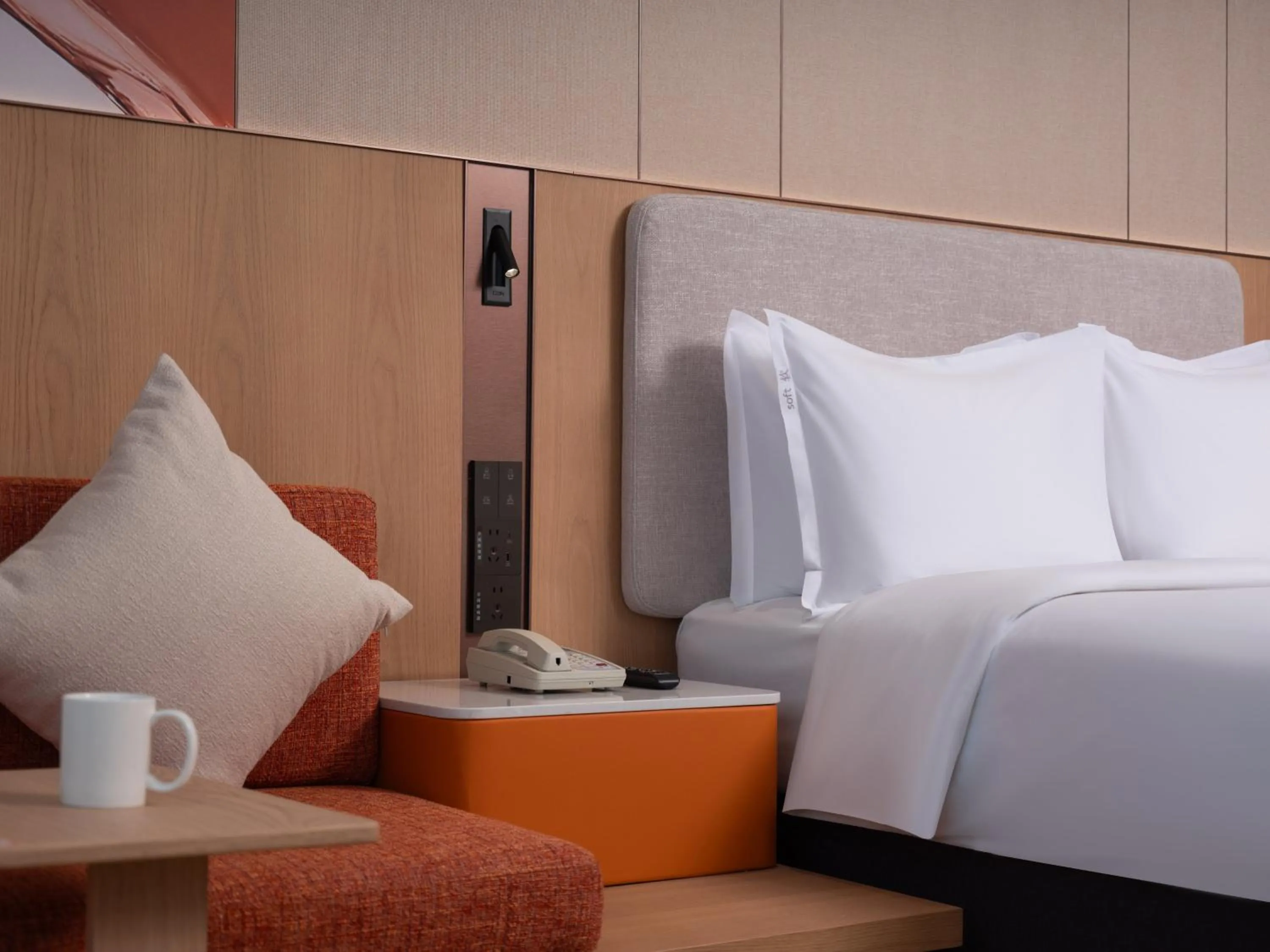 Photo of the whole room, Bed in Holiday Inn Express Shangdi Beijing by IHG l Next to Yuanmingyuan Park & Subway & Qinghe Railway Station & Beijing Sport University l Taxi 15 Minutes to Summer Palace & Peking University & Tsinghua University l 20 Minutes to Badaling Great Wall by Railway