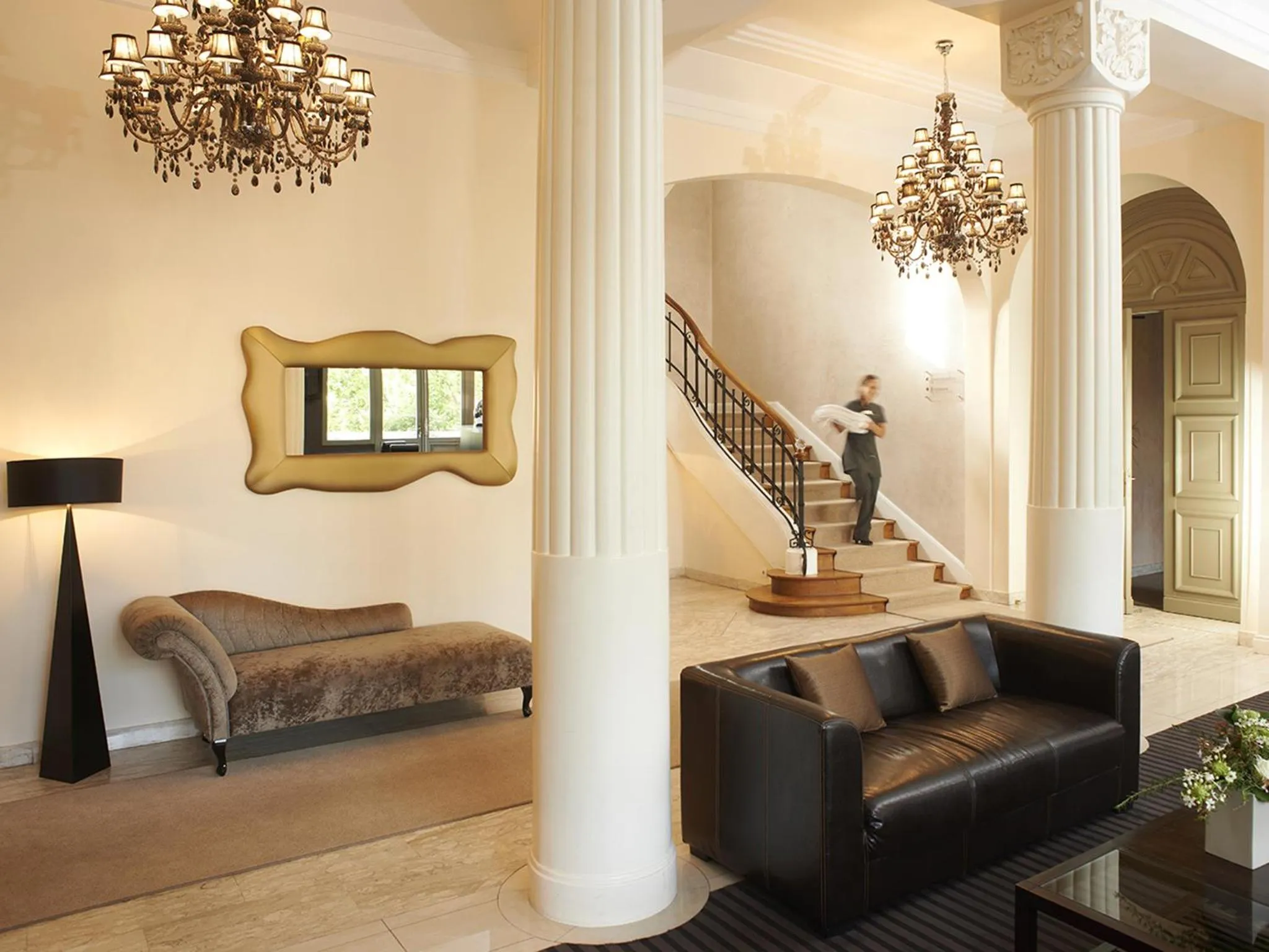 Communal lounge/ TV room in Golf Hôtel