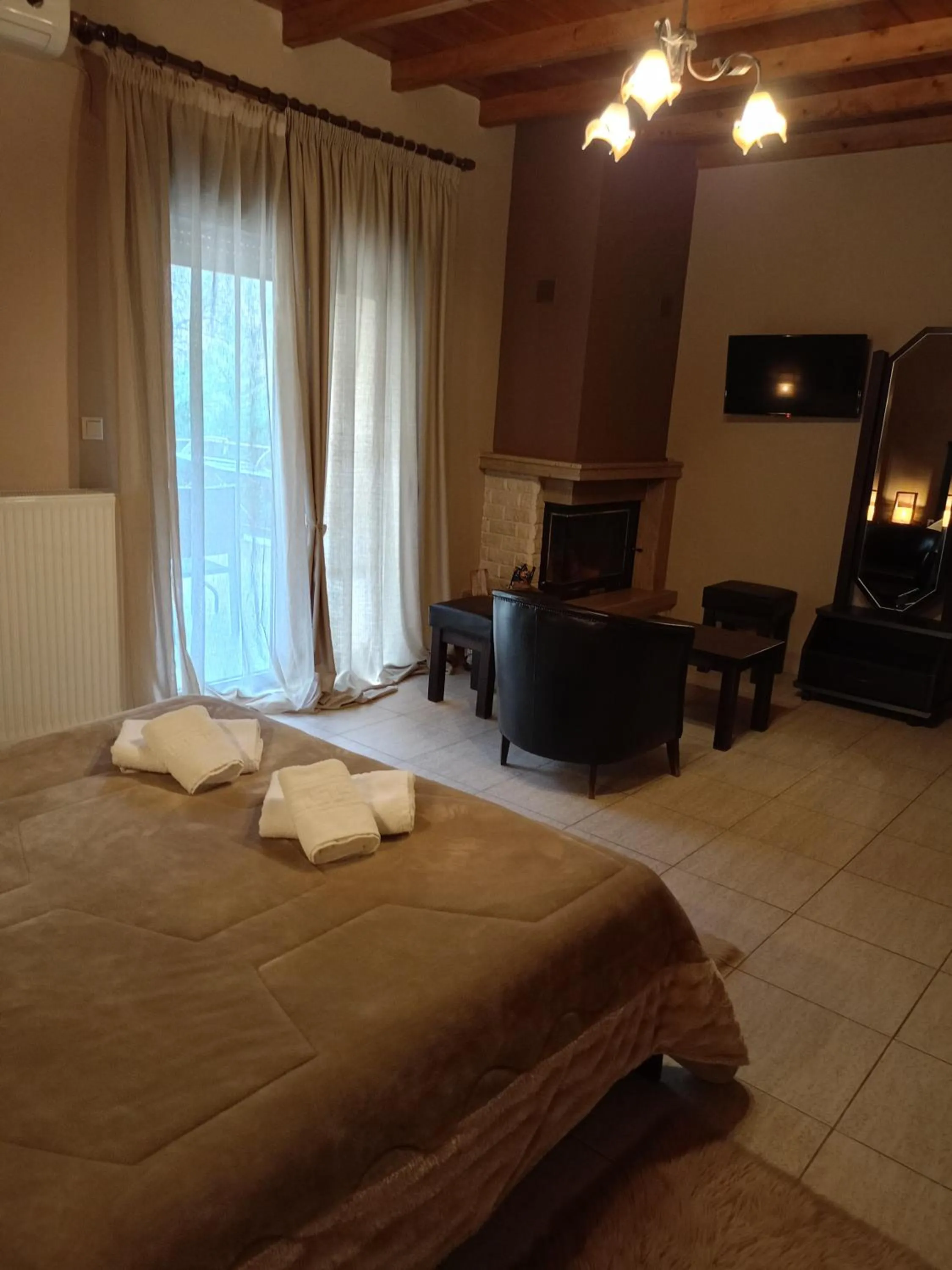 Seating area, Bed in Hotel Edem