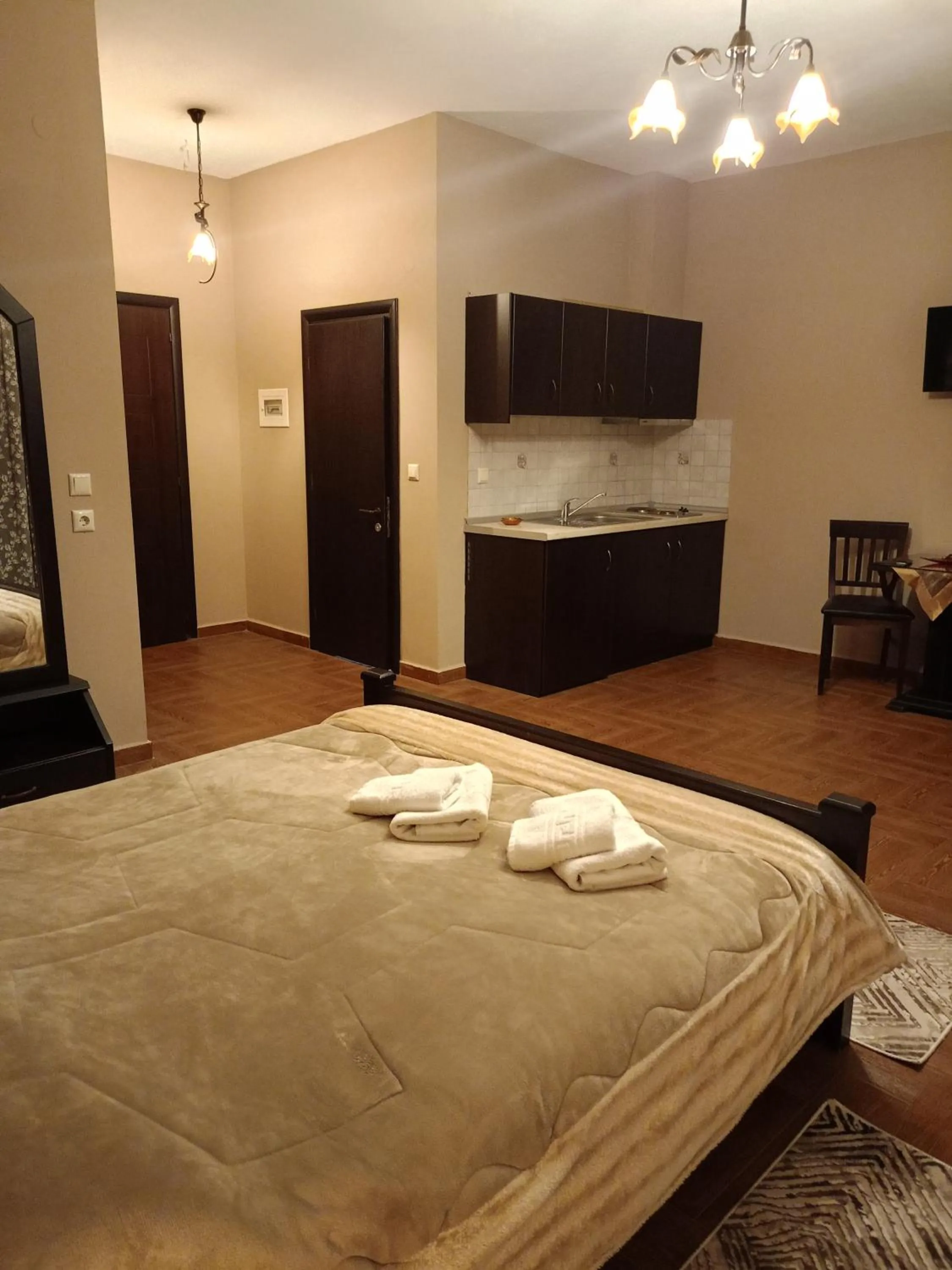 Kitchen or kitchenette, Bed in Hotel Edem