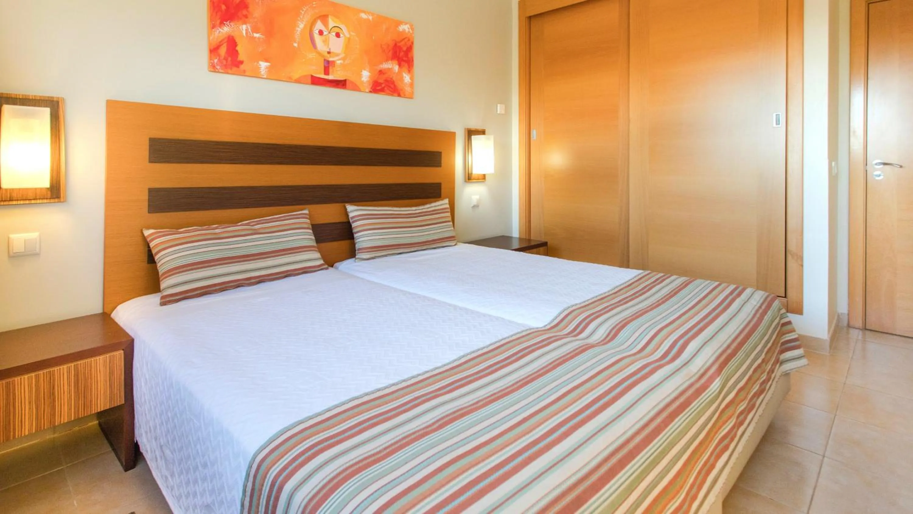 Bed in Alfagar Aparthotel