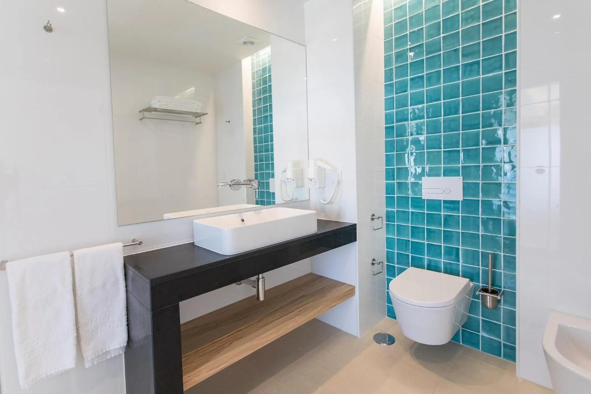 Bathroom in Alfagar Aparthotel