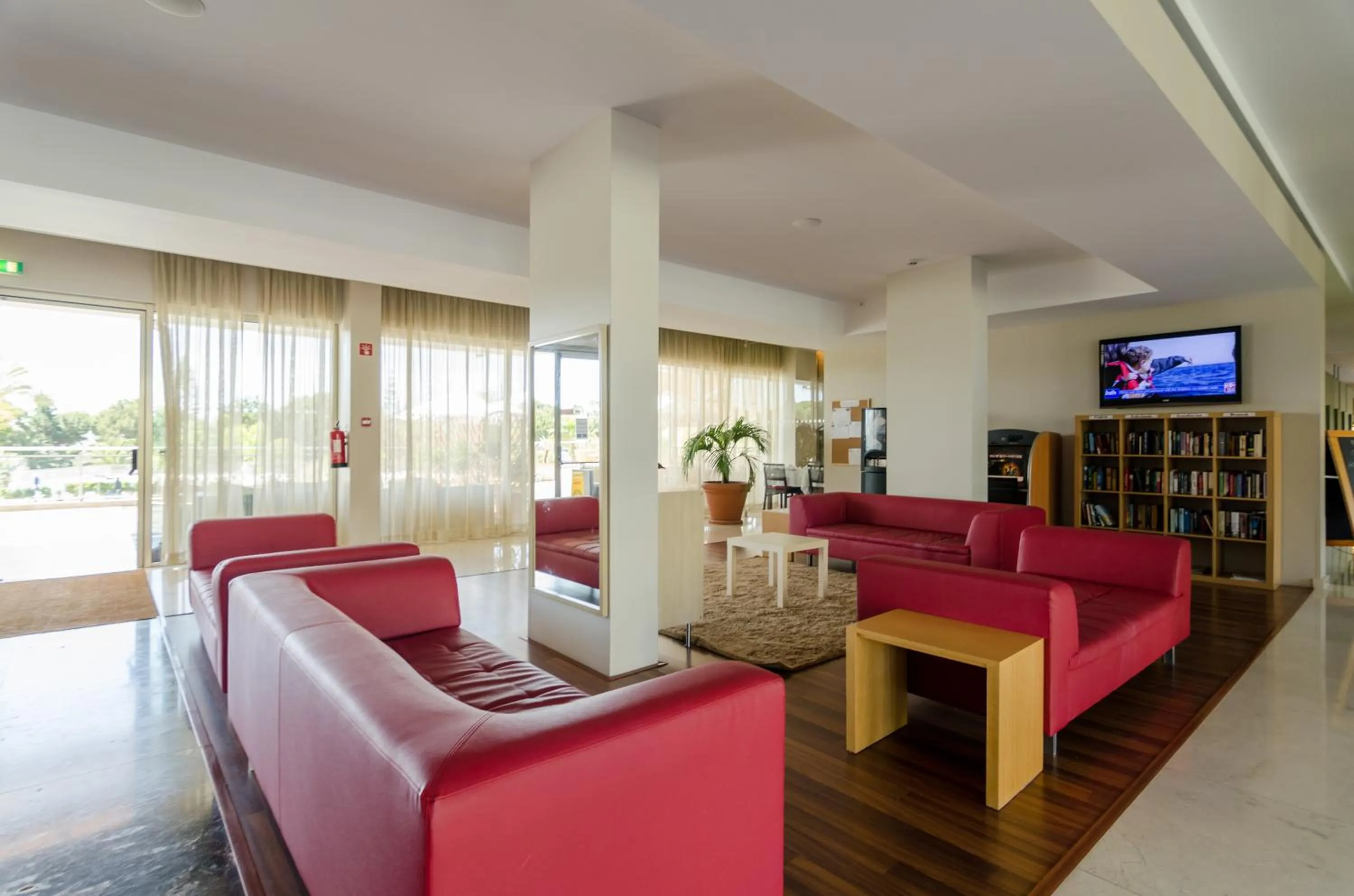 Area and facilities in Alfagar Aparthotel