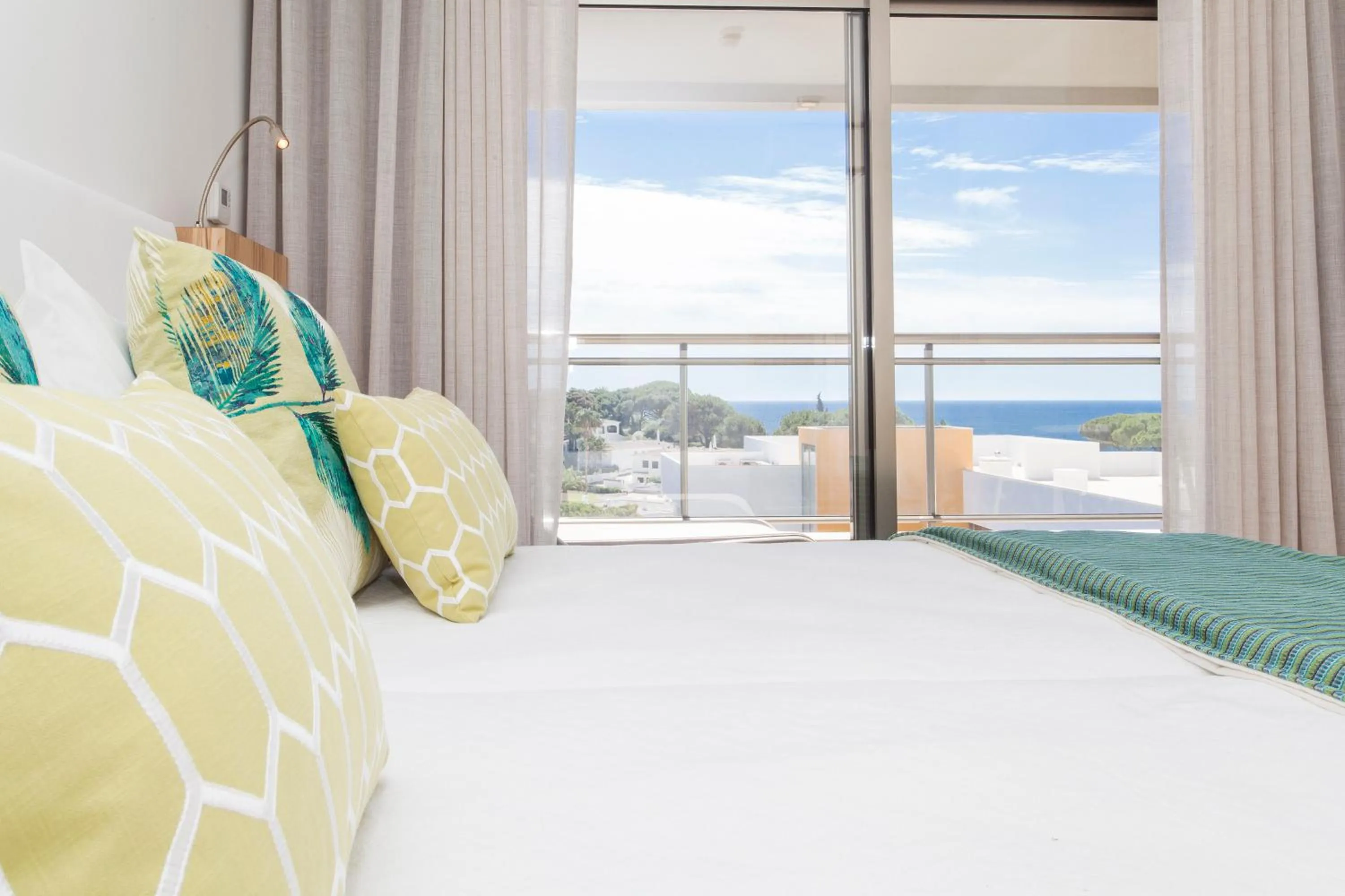 Bed in Alfagar Aparthotel