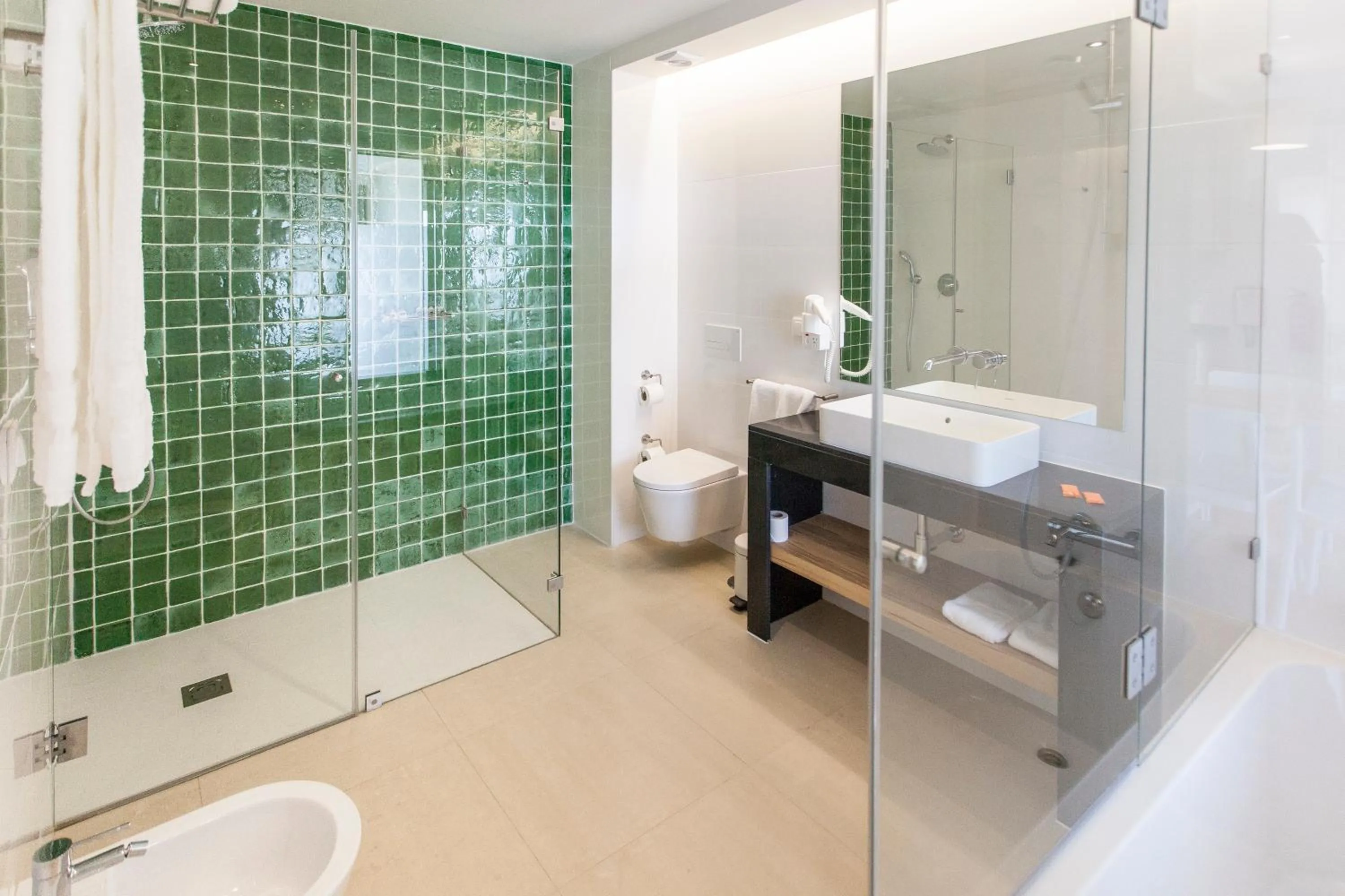 Shower in Alfagar Aparthotel