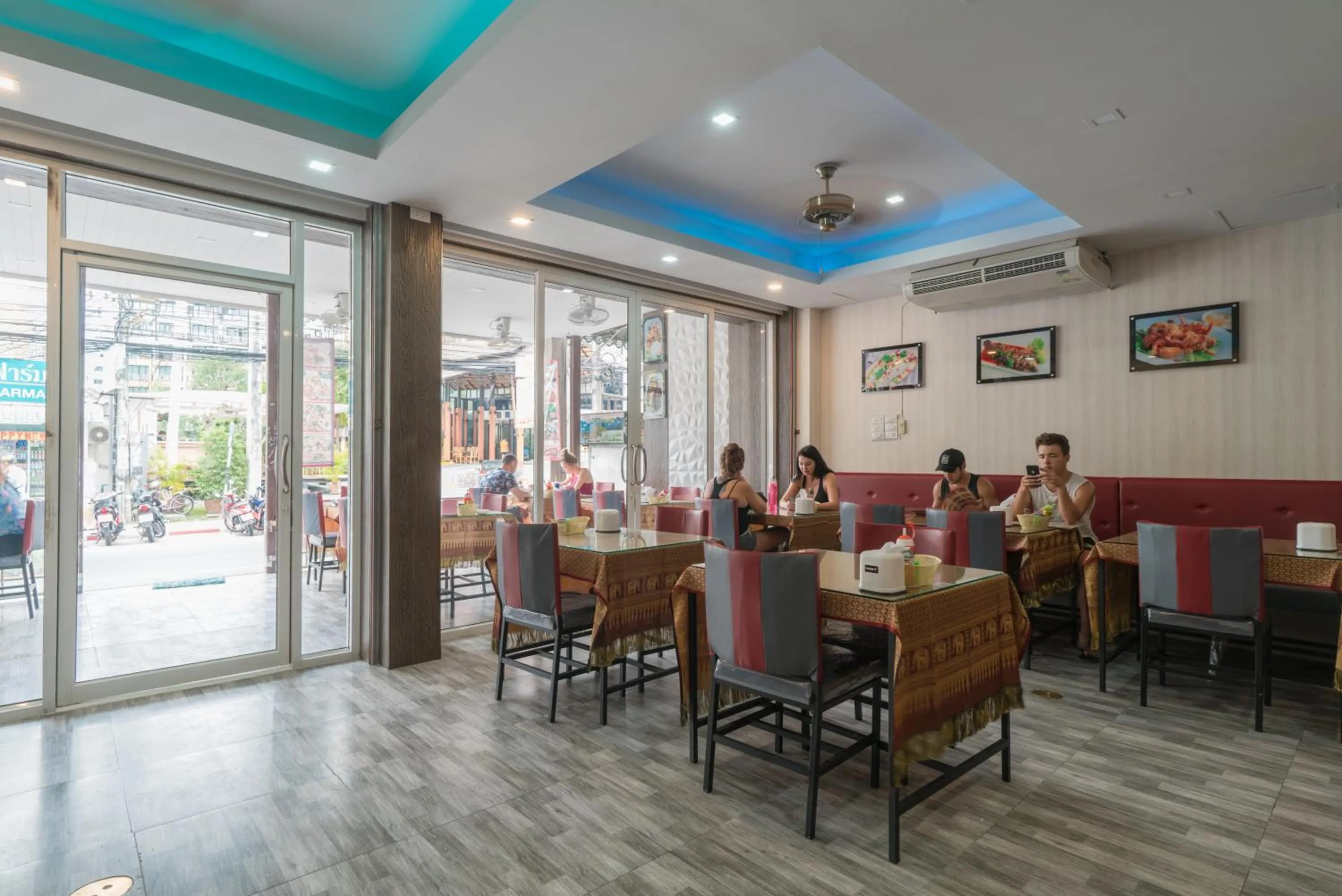 Restaurant/places to eat in Baan Thai Beach Side Residence, Patong Beach